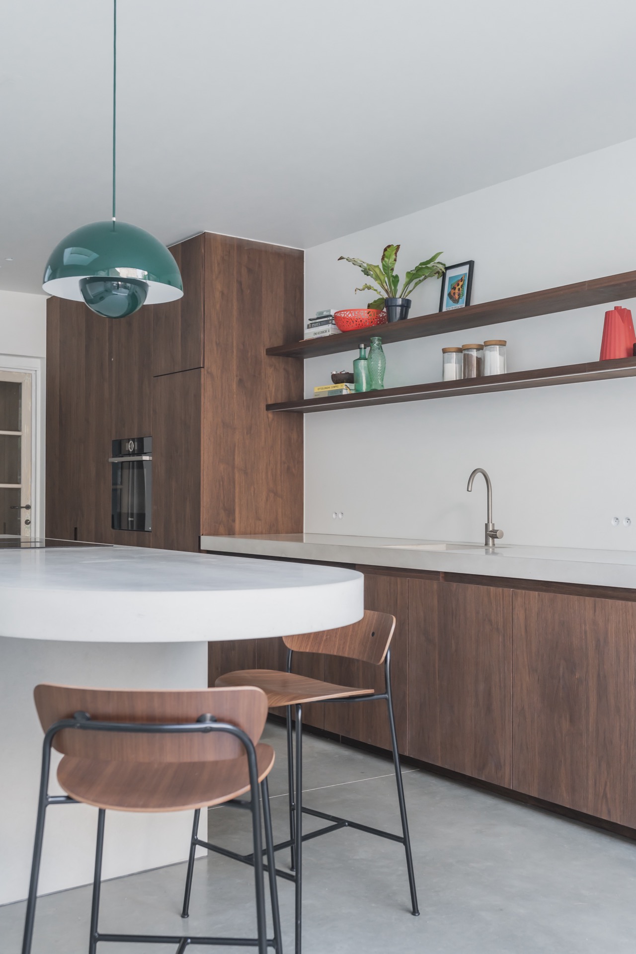 handleless walnut kitchen: walnut-finished custom kitchen with handleless fronts, white worktop and green pendant over island, Luxe, Design, Exclusief, Modern, Maatwerk, Bijzondere, Mooie