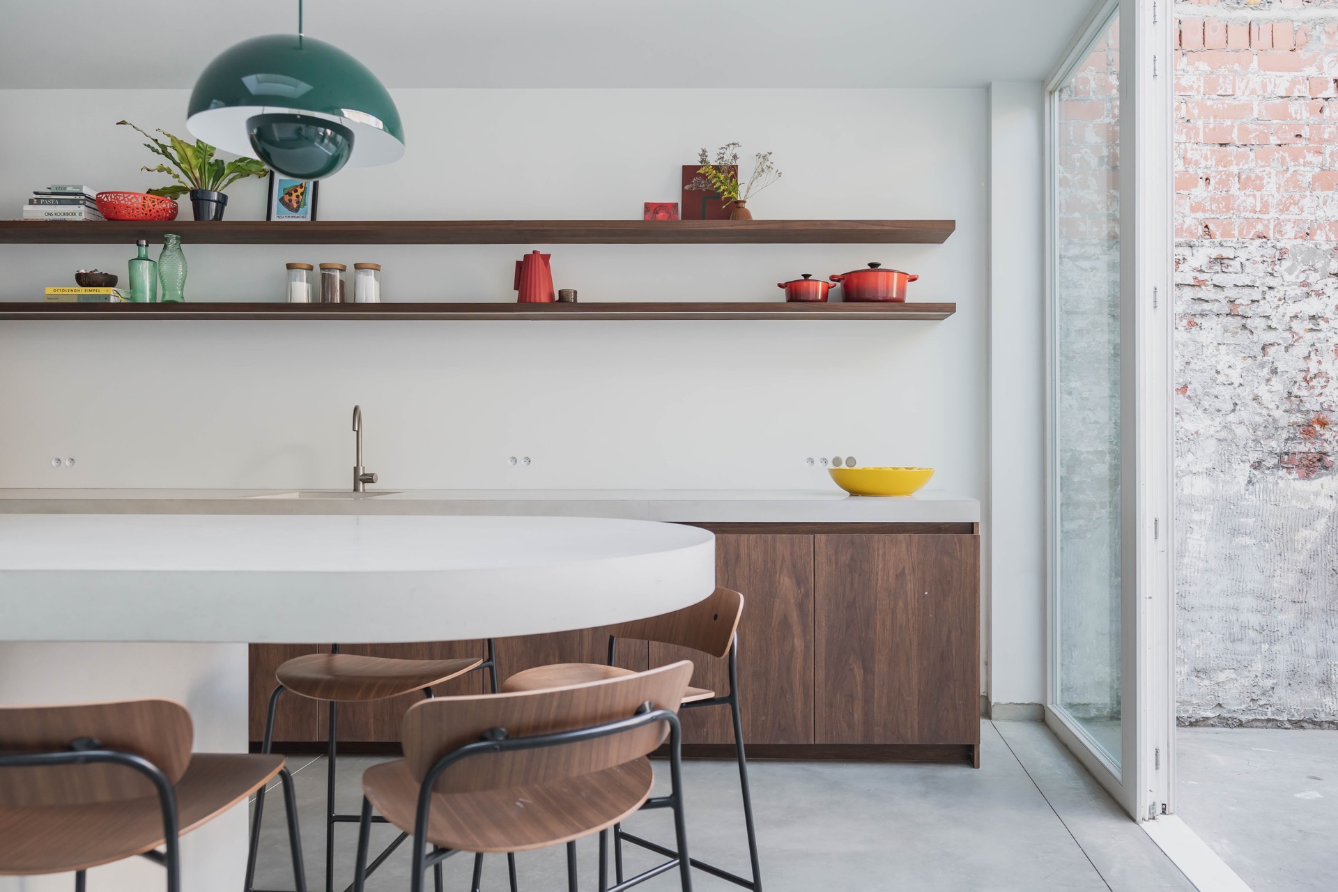 handleless walnut kitchen: kitchen view with open wooden shelves, white sink zone and walnut cabinet wall, Luxe, Design, Exclusief, Modern, Maatwerk, Bijzondere, Mooie