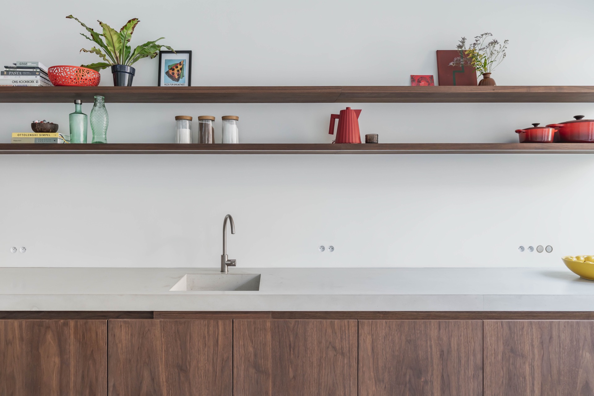 handleless walnut kitchen: detail of a white sink zone with faucet and walnut open shelves in a sleek kitchen, Luxe, Design, Exclusief, Modern, Maatwerk, Bijzondere, Mooie