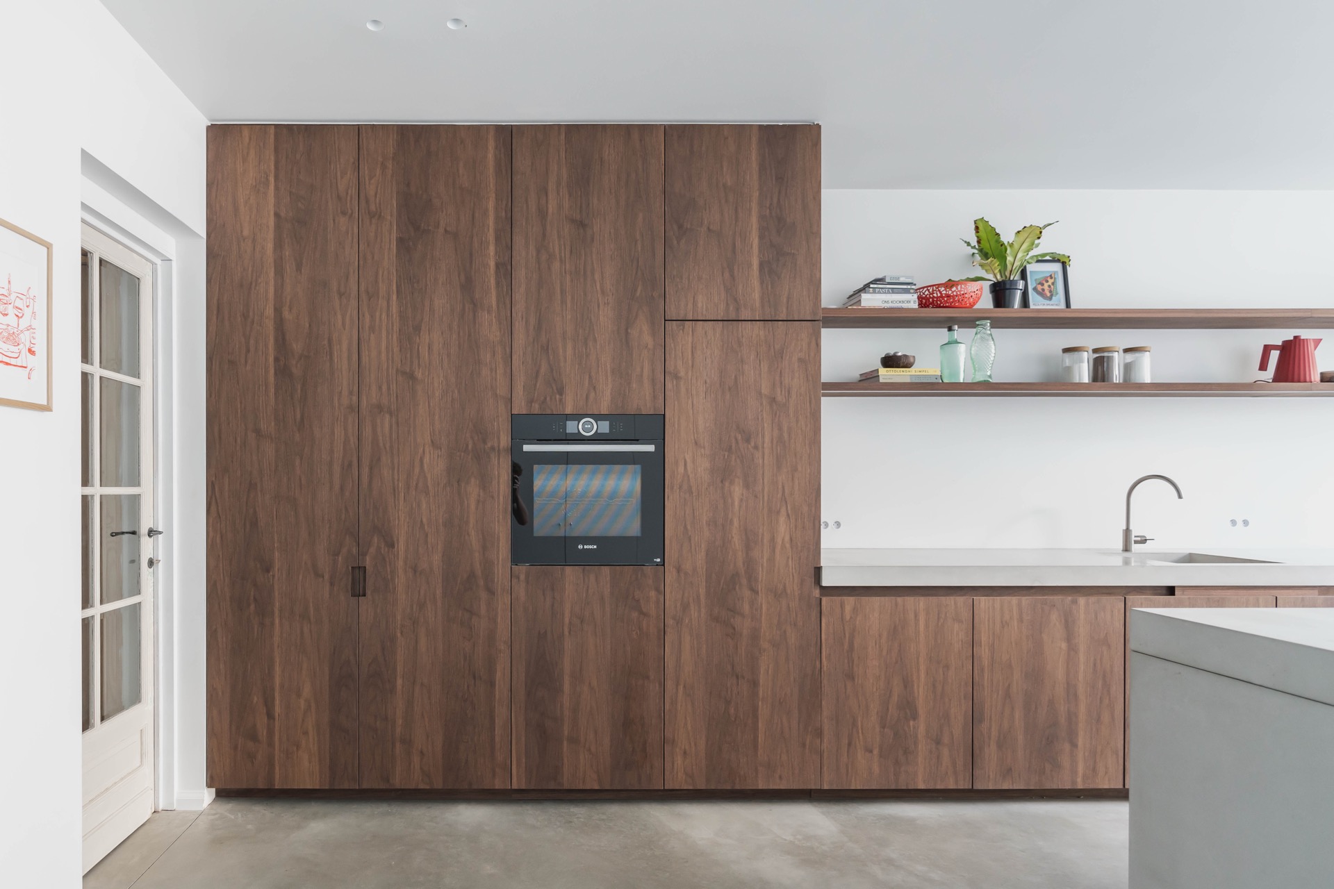 handleless walnut kitchen: walnut kitchen with open wooden shelves and a white wall with sockets, Luxe, Design, Exclusief, Modern, Maatwerk, Bijzondere, Mooie