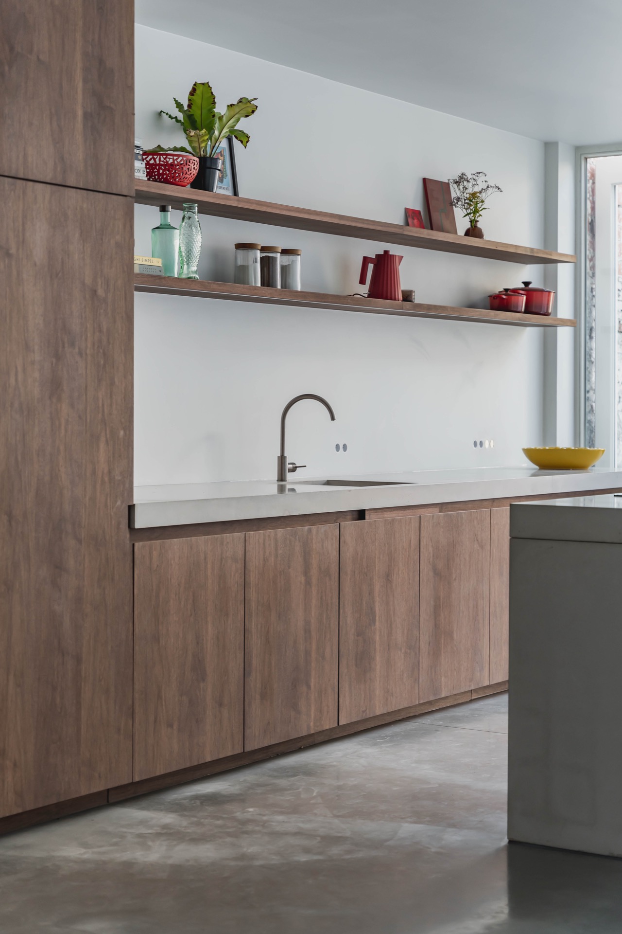 handleless walnut kitchen: white kitchen built-in with open niches and clean cabinets under the countertop, Luxe, Design, Exclusief, Modern, Maatwerk, Bijzondere, Mooie
