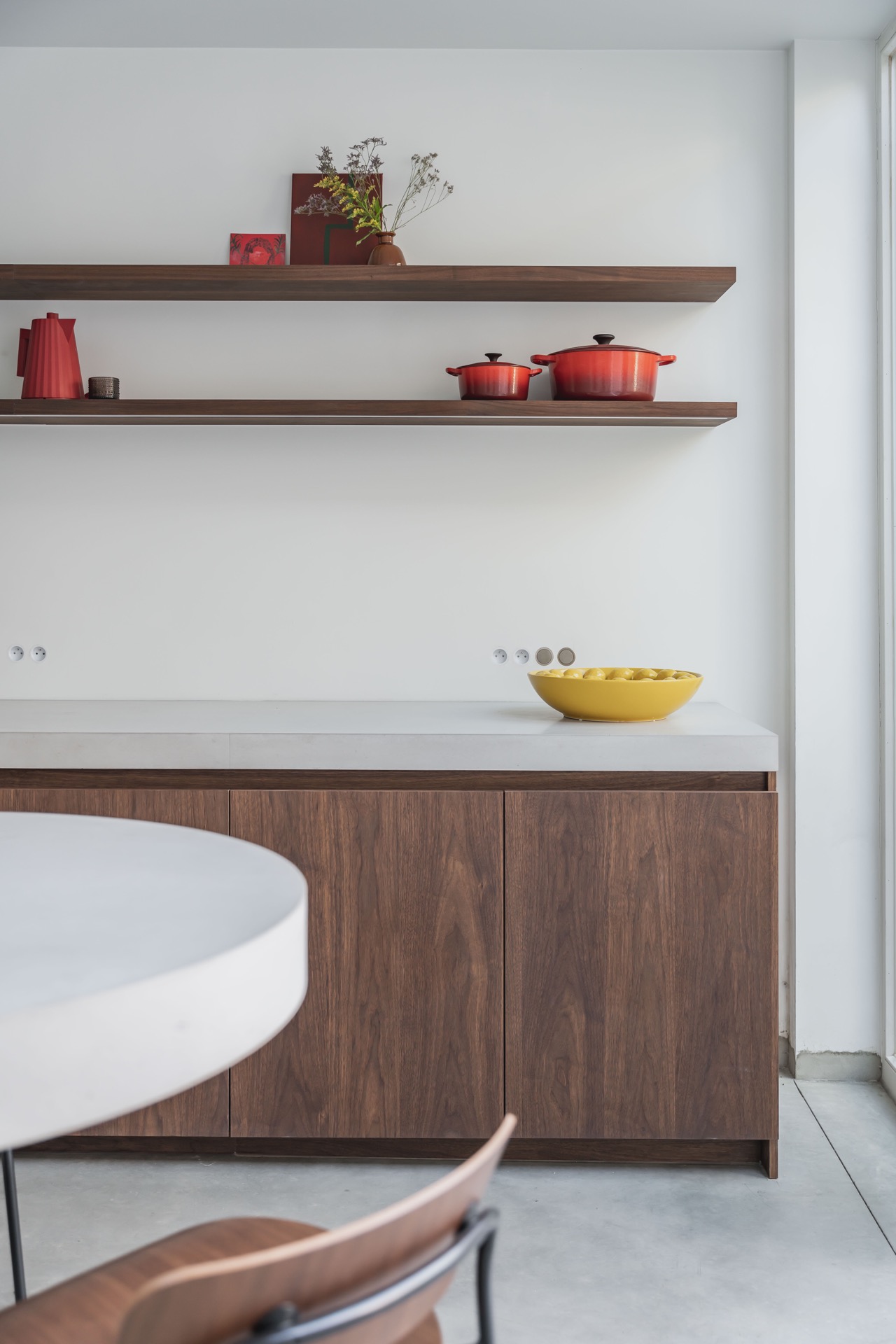 handleless walnut kitchen: kitchen corner with white sink zone, walnut base cabinets and tall storage unit, Luxe, Design, Exclusief, Modern, Maatwerk, Bijzondere, Mooie