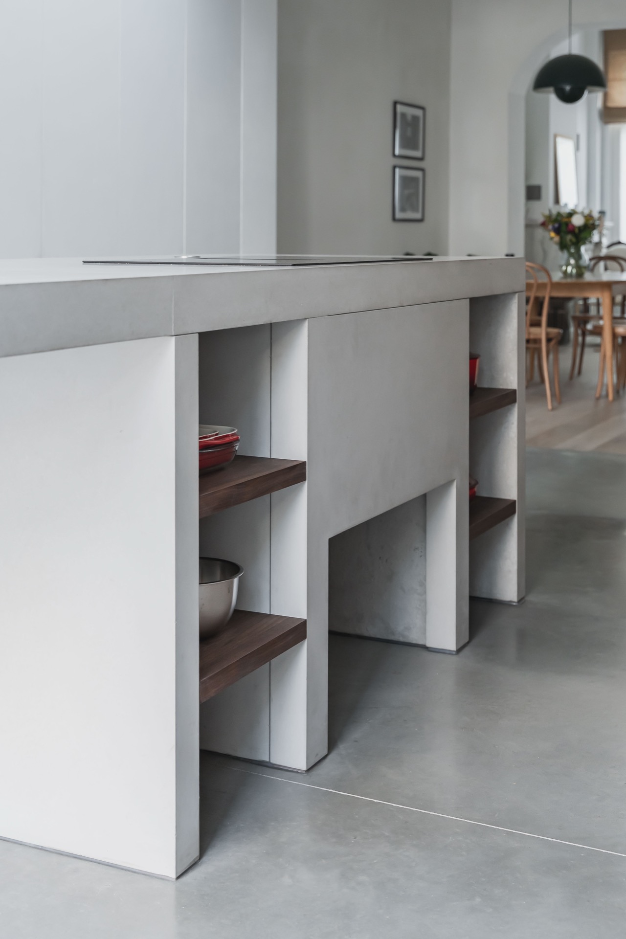 handleless walnut kitchen: ceiling detail with a green pendant lamp above the kitchen work area and recessed spots, Luxe, Design, Exclusief, Modern, Maatwerk, Bijzondere, Mooie