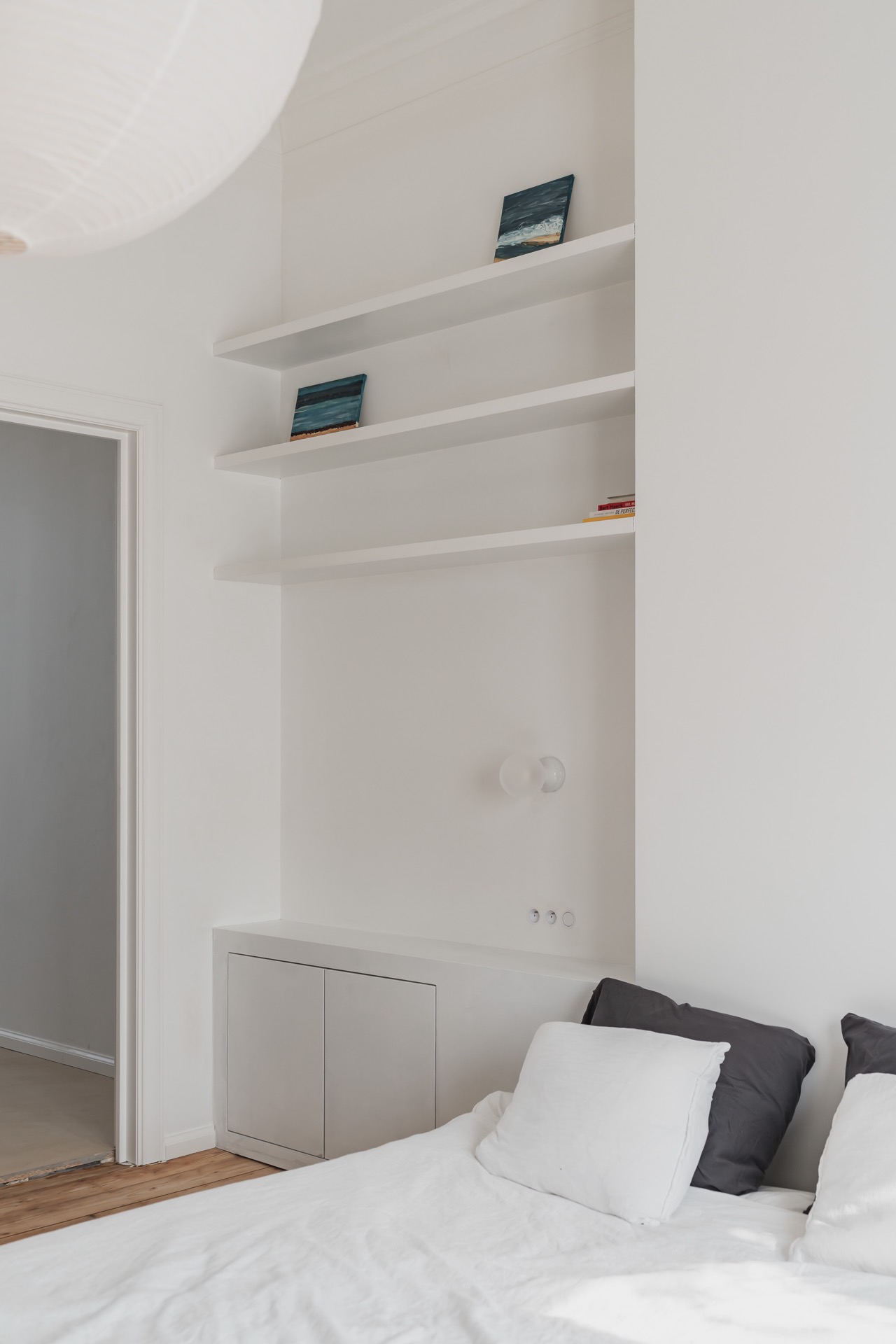 handleless walnut kitchen: bedroom with built-in white cabinet niche and flat base cabinets, Luxe, Design, Exclusief, Modern, Maatwerk, Bijzondere, Mooie