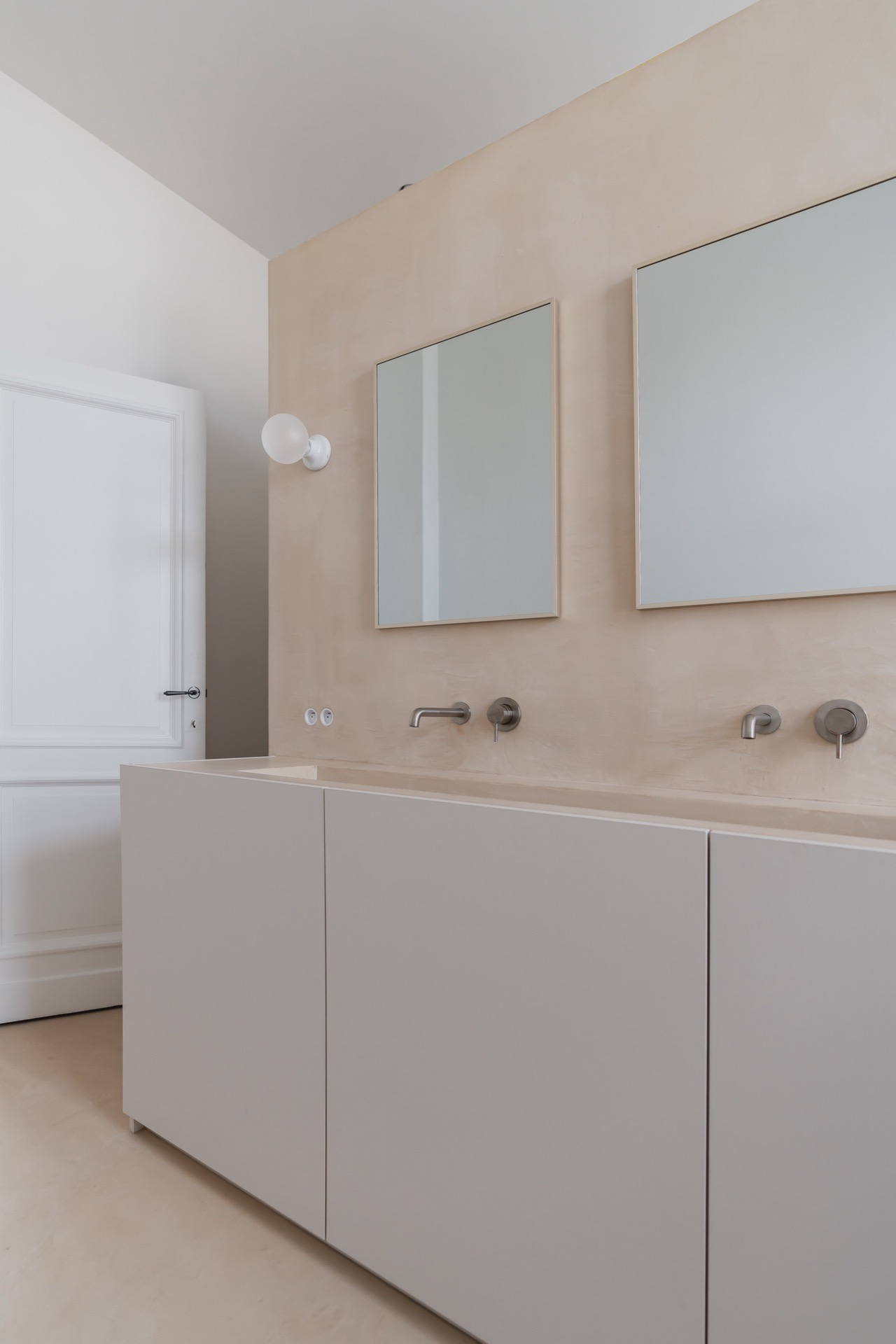 handleless walnut kitchen: faucet detail in a minimalist bathroom with smooth wall and mirror edge, Luxe, Design, Exclusief, Modern, Maatwerk, Bijzondere, Mooie