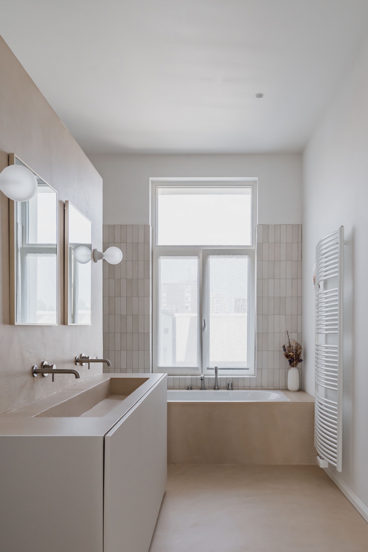 handleless walnut kitchen: white bathroom vanity with mirror and tiled wall, minimal wash area, Luxe, Design, Exclusief, Modern, Maatwerk, Bijzondere, Mooie