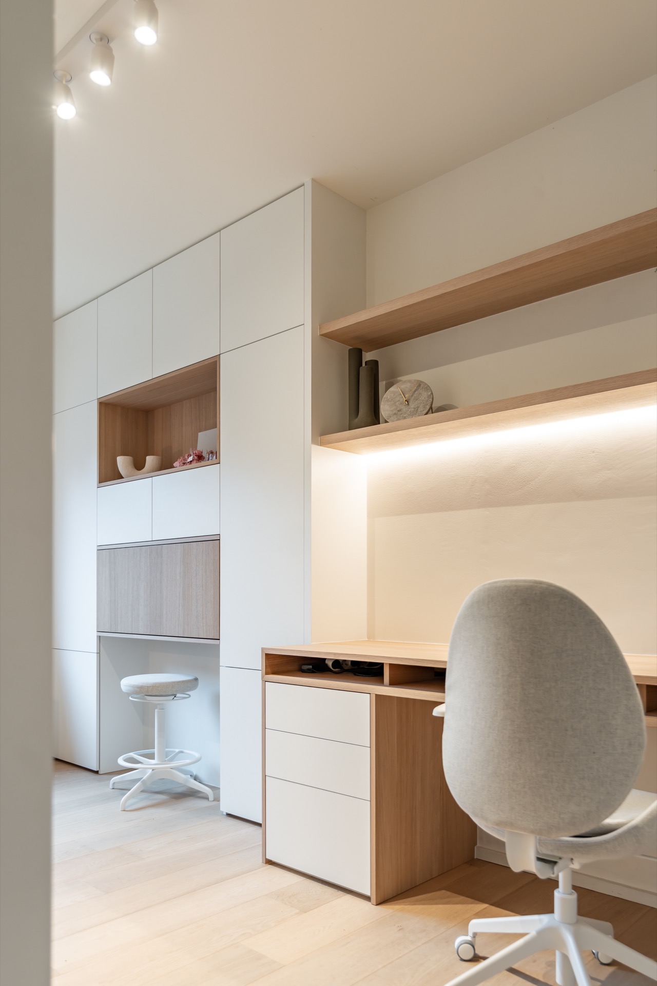 interno completo su misura con impiallacciatura di rovere e HPL bianco: parete per ufficio su misura con armadi bianchi, Luxury, Design, Exclusive, Modern, Custom Made, Special, Beautiful