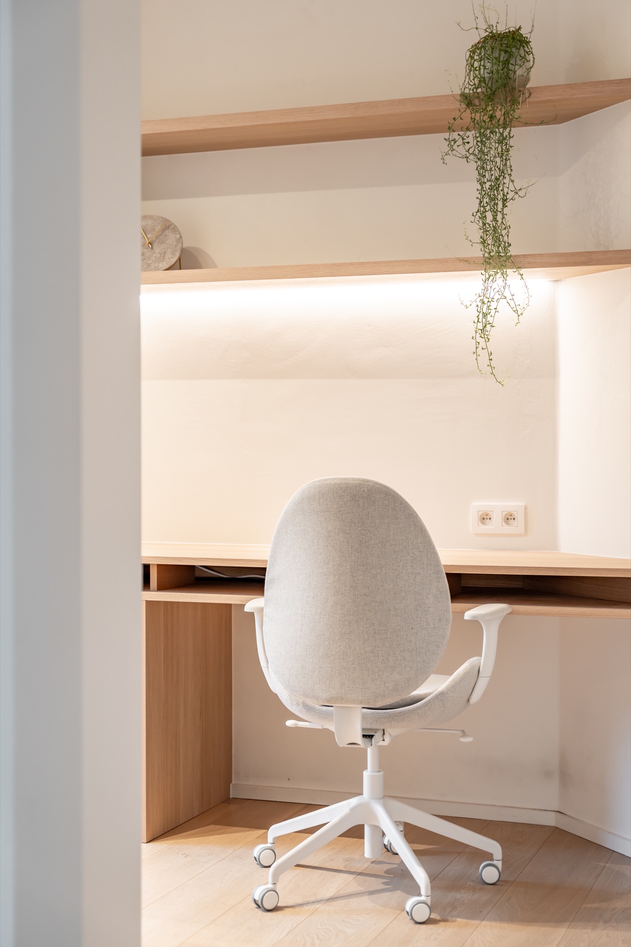 interno completo su misura con impiallacciatura di rovere e HPL bianco: mensola sospesa e arredo da lavoro con, Luxury, Design, Exclusive, Modern, Custom Made, Special, Beautiful