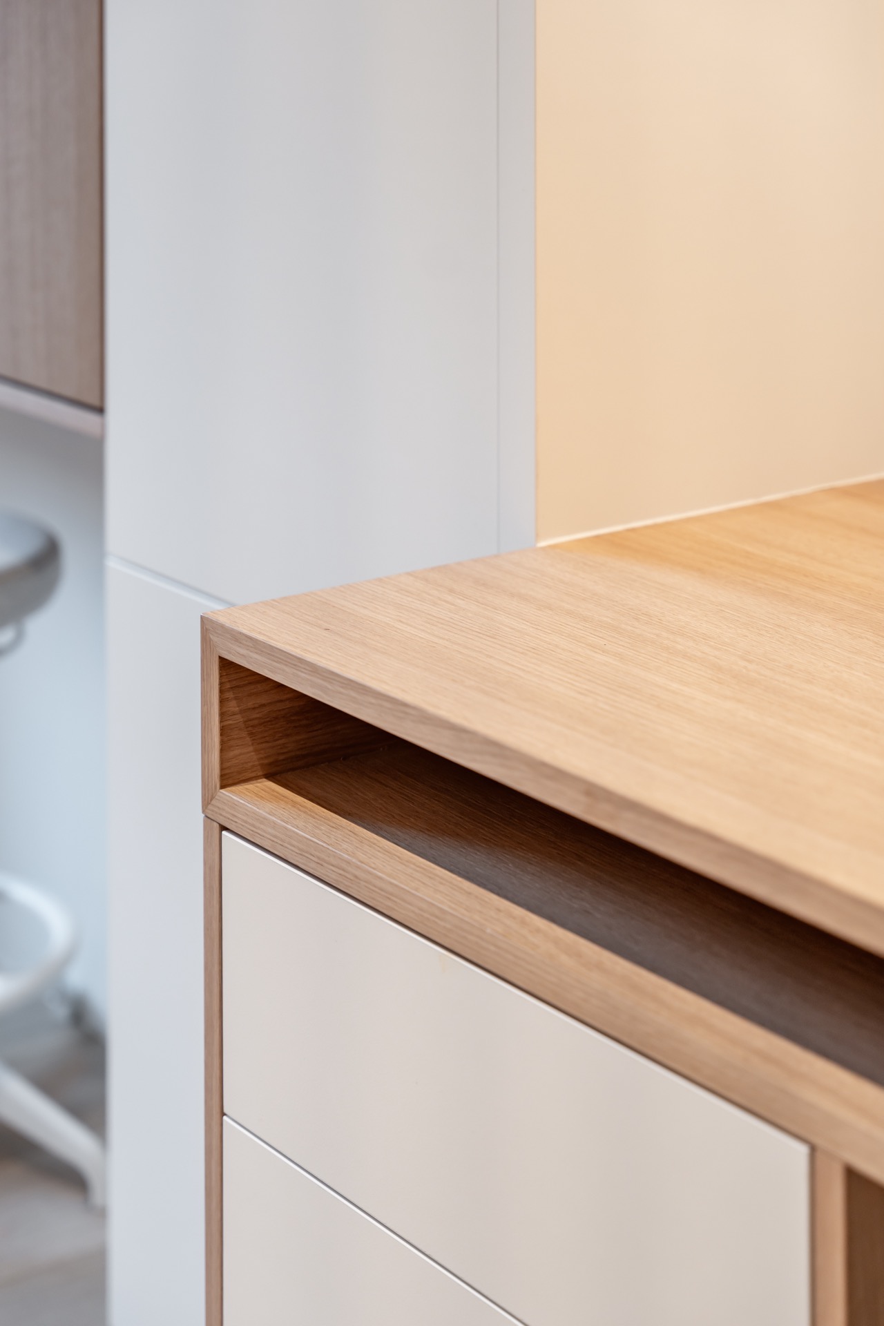 interno completo su misura con impiallacciatura di rovere e HPL bianco: primo piano del bordo del ripiano in, Luxury, Design, Exclusive, Modern, Custom Made, Special, Beautiful