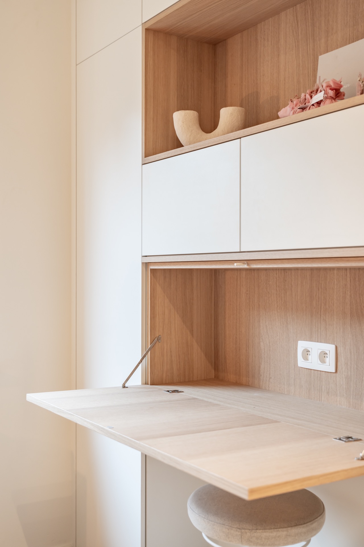 interno completo su misura con impiallacciatura di rovere e HPL bianco: nicho in impiallacciatura di rovere nell’armadio su, Luxury, Design, Exclusive, Modern, Custom Made, Special, Beautiful