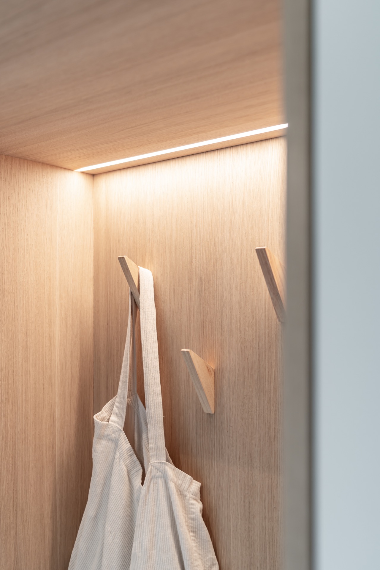 interno completo su misura con impiallacciatura di rovere e HPL bianco: primo piano della parete in impiallacciatura di, Luxury, Design, Exclusive, Modern, Custom Made, Special, Beautiful
