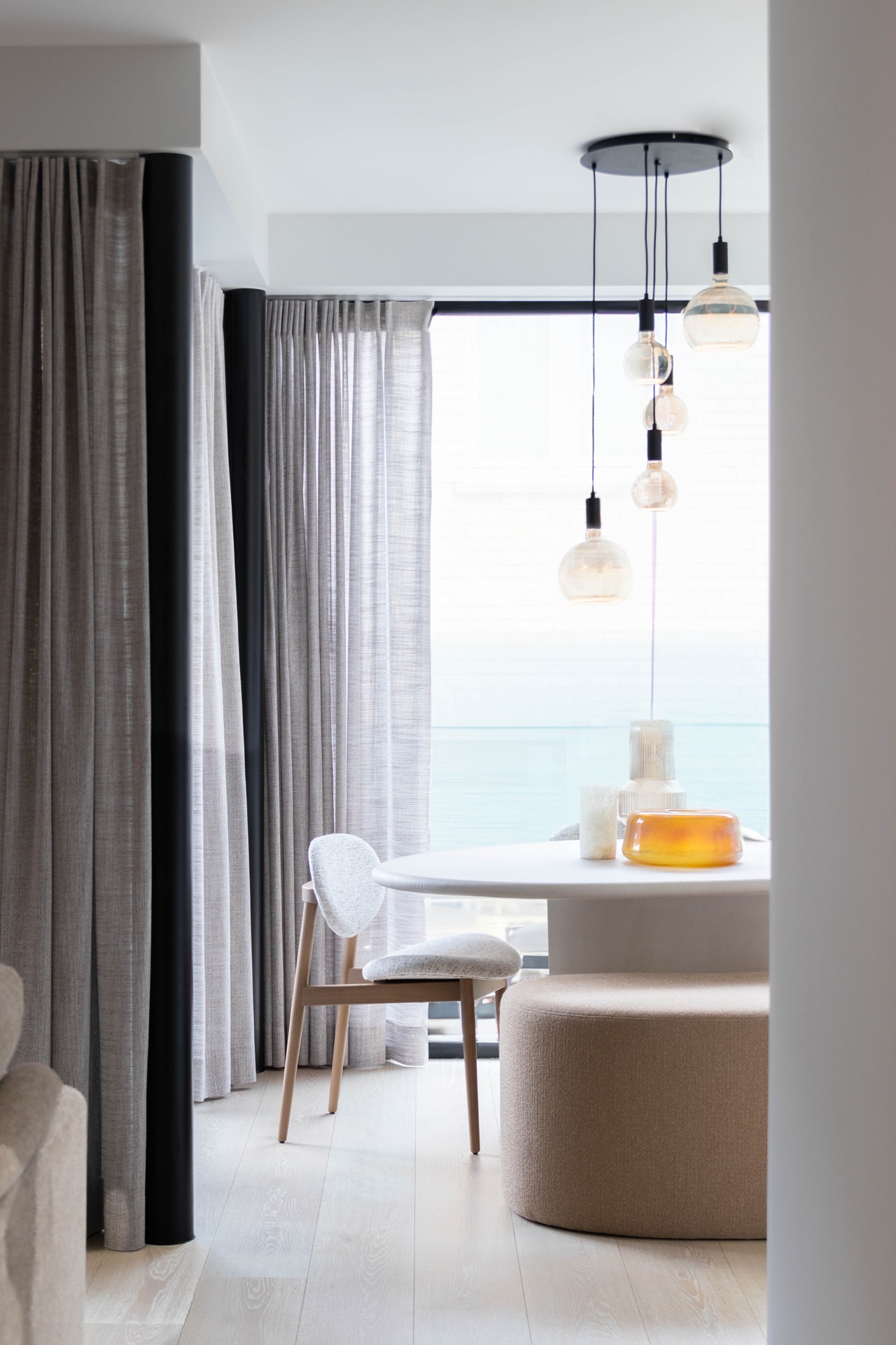interno minimalista caldo su misura: zona pranzo con lampade sospese sopra il tavolo, tende grigie e sedie beige, Luxe, Design, Exclusief, Modern, Maatwerk, Bijzondere, Mooie
