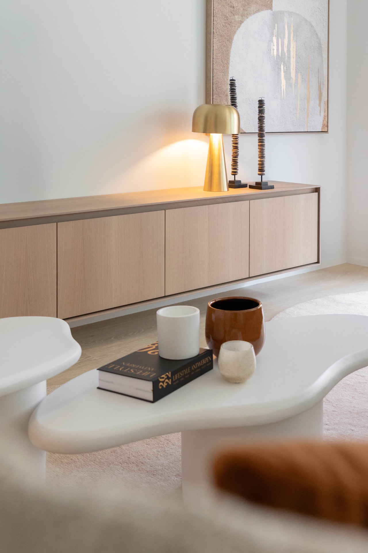 interno minimalista caldo su misura: credenza con lampada da tavolo e opera d’arte astratta in un interno moderno e caldo, Luxe, Design, Exclusief, Modern, Maatwerk, Bijzondere, Mooie
