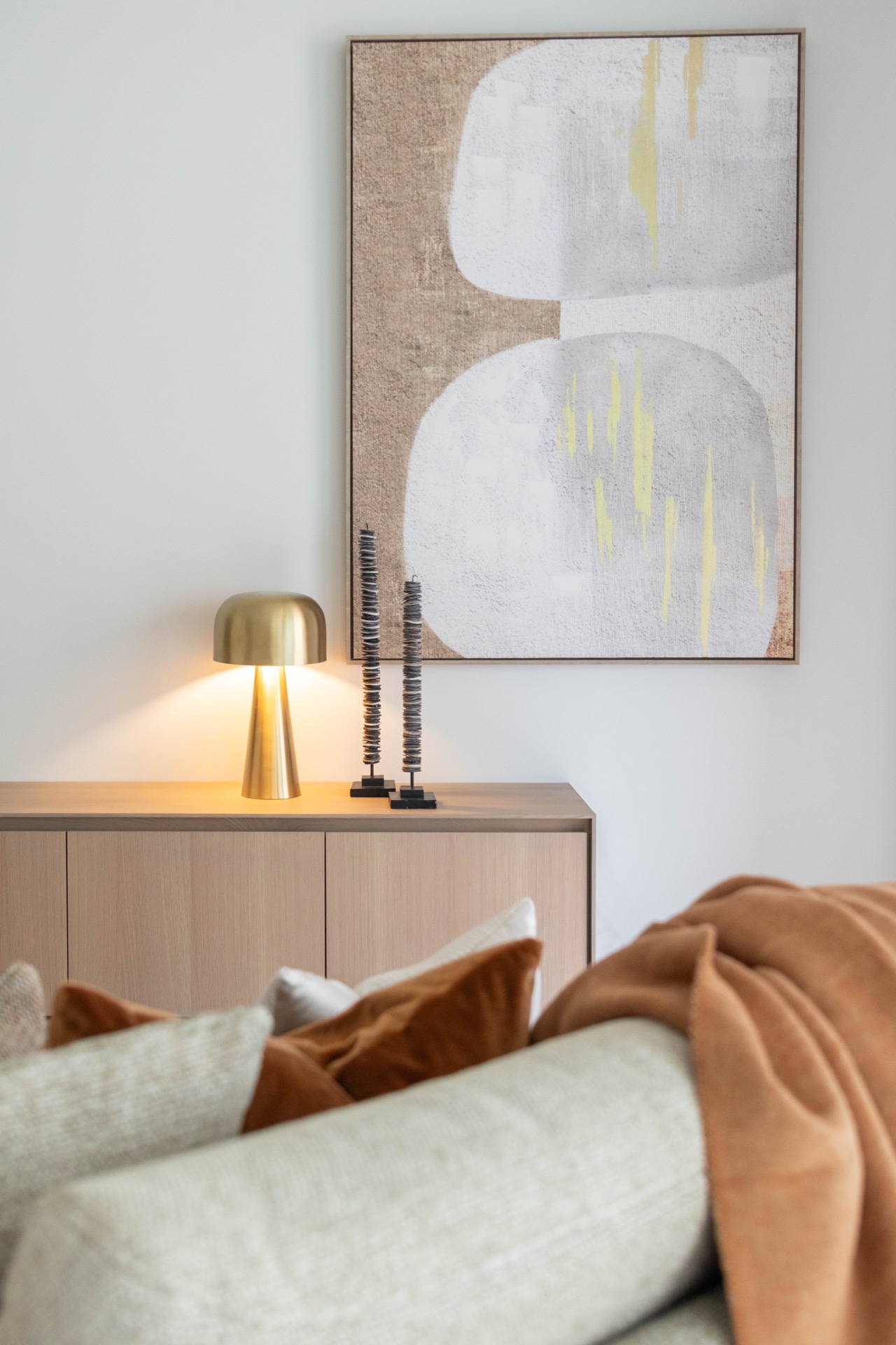 interno minimalista caldo su misura: dettaglio di arte astratta a parete e lampada sulla credenza in un interno moderno e, Luxe, Design, Exclusief, Modern, Maatwerk, Bijzondere, Mooie