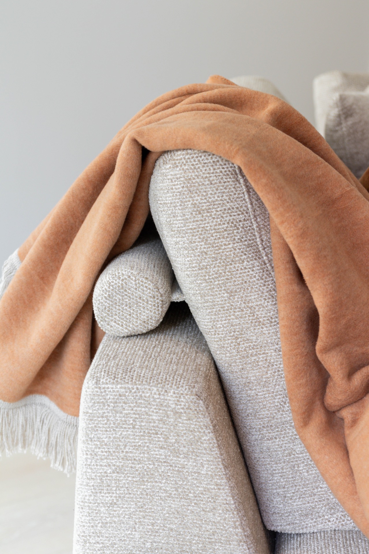interno minimalista caldo su misura: primo piano dell’imbottitura morbida del divano con accenti beige e color cognac, Luxe, Design, Exclusief, Modern, Maatwerk, Bijzondere, Mooie