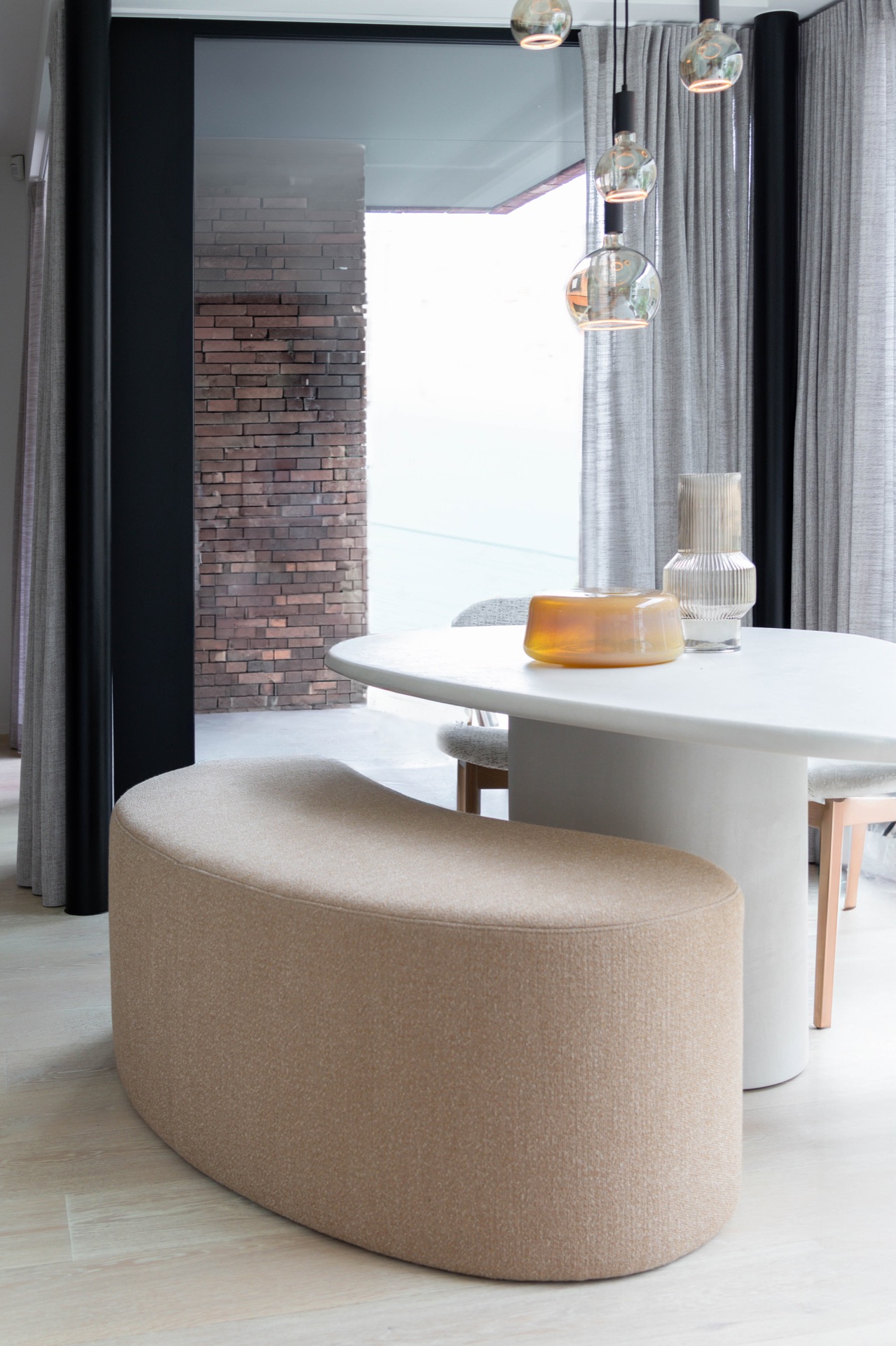 interno minimalista caldo su misura: inquadratura ravvicinata dell’interno: seduta beige, tavolo bianco e parete in mattoni, Luxe, Design, Exclusief, Modern, Maatwerk, Bijzondere, Mooie