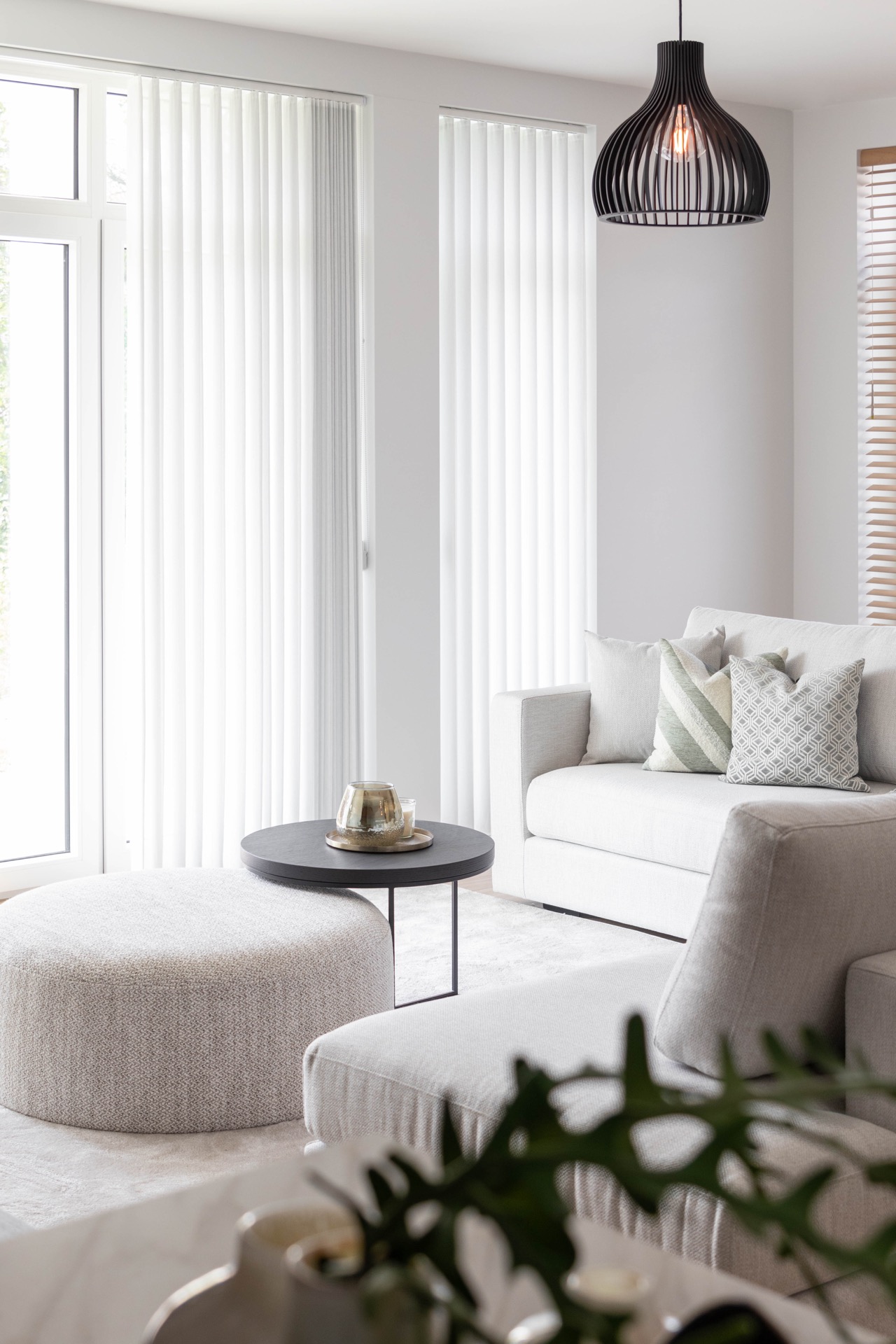 interno arioso con colori neutri: soggiorno luminoso con divano bianco, grandi finestre e lampada a sospensione design nera, Luxury, Design, Exclusive, Modern, Custom Made, Special, Beautiful