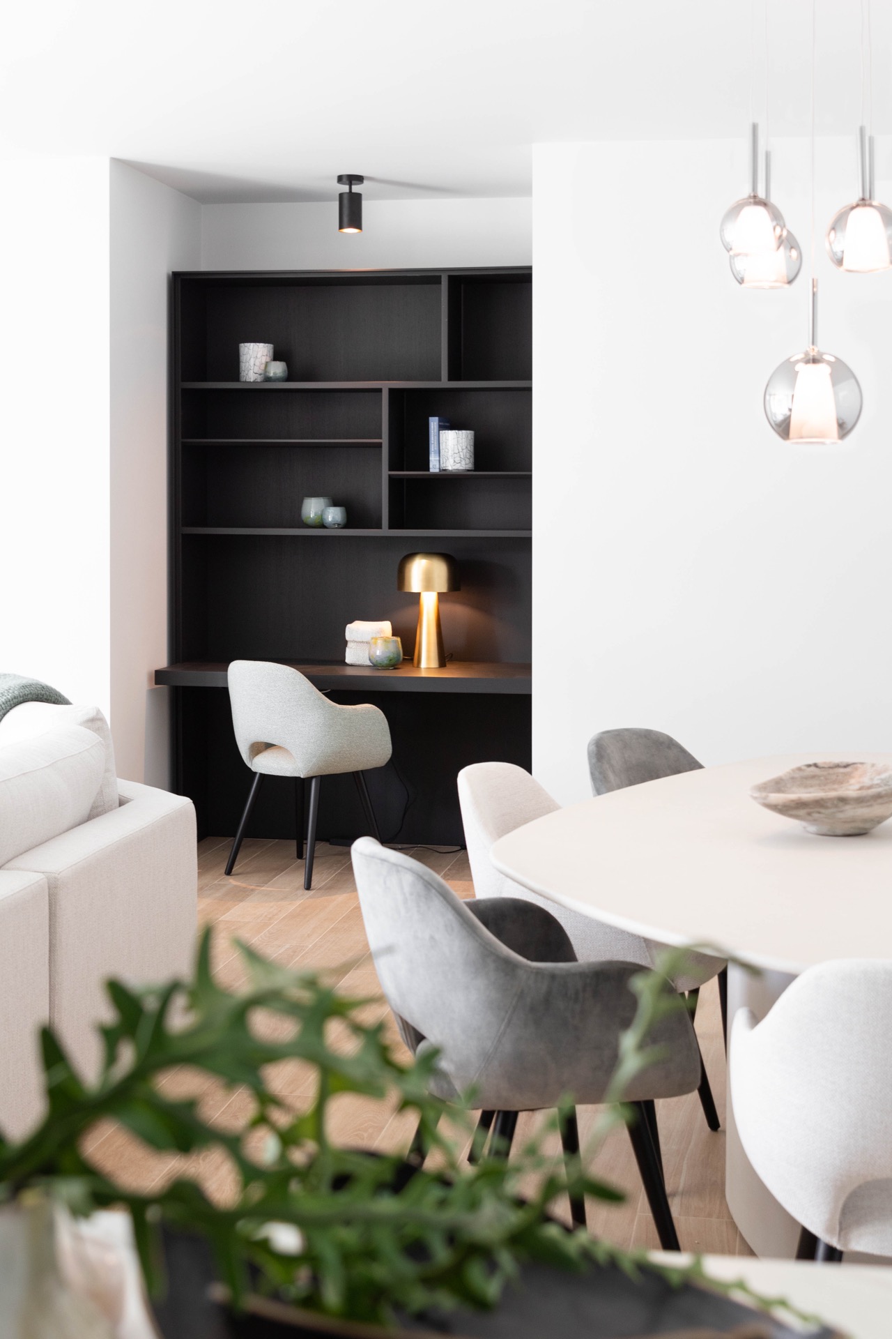 interno arioso con colori neutri: angolo studio con nicchia integrata scura, zona salotto e lampade a sospensione sopra il, Luxury, Design, Exclusive, Modern, Custom Made, Special, Beautiful