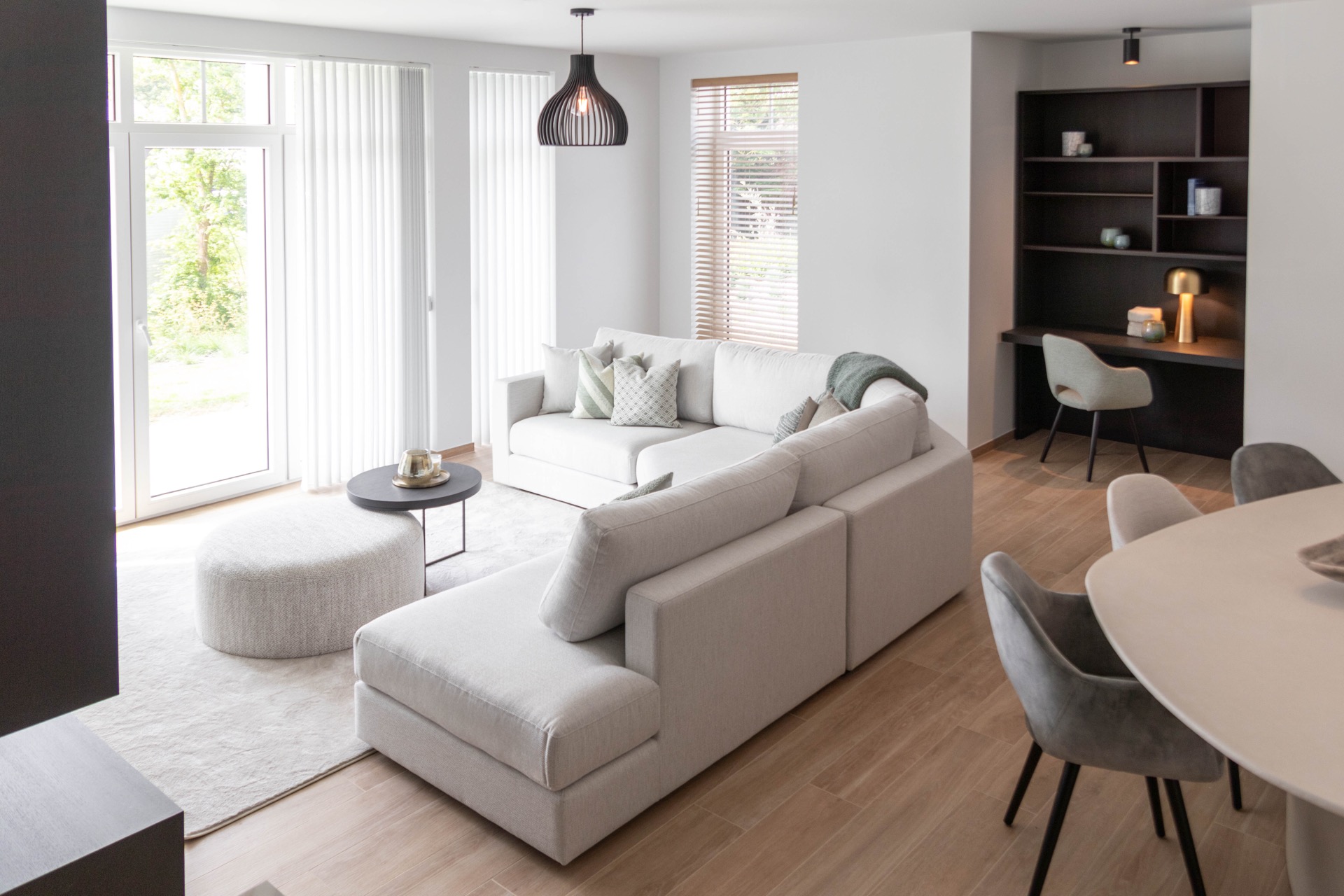 interno arioso con colori neutri: soggiorno con divano angolare beige chiaro, finestra con schermatura e mobile su misura, Luxury, Design, Exclusive, Modern, Custom Made, Special, Beautiful