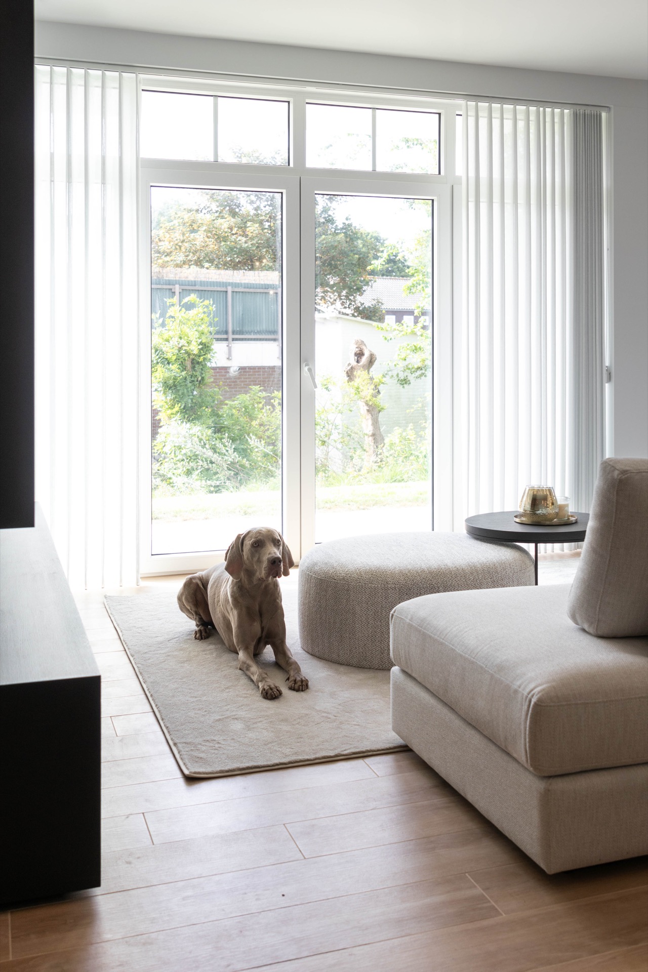 interno arioso con colori neutri: vetrata a tutta altezza con schermature verticali, zona living morbida e vista sul verde, Luxury, Design, Exclusive, Modern, Custom Made, Special, Beautiful