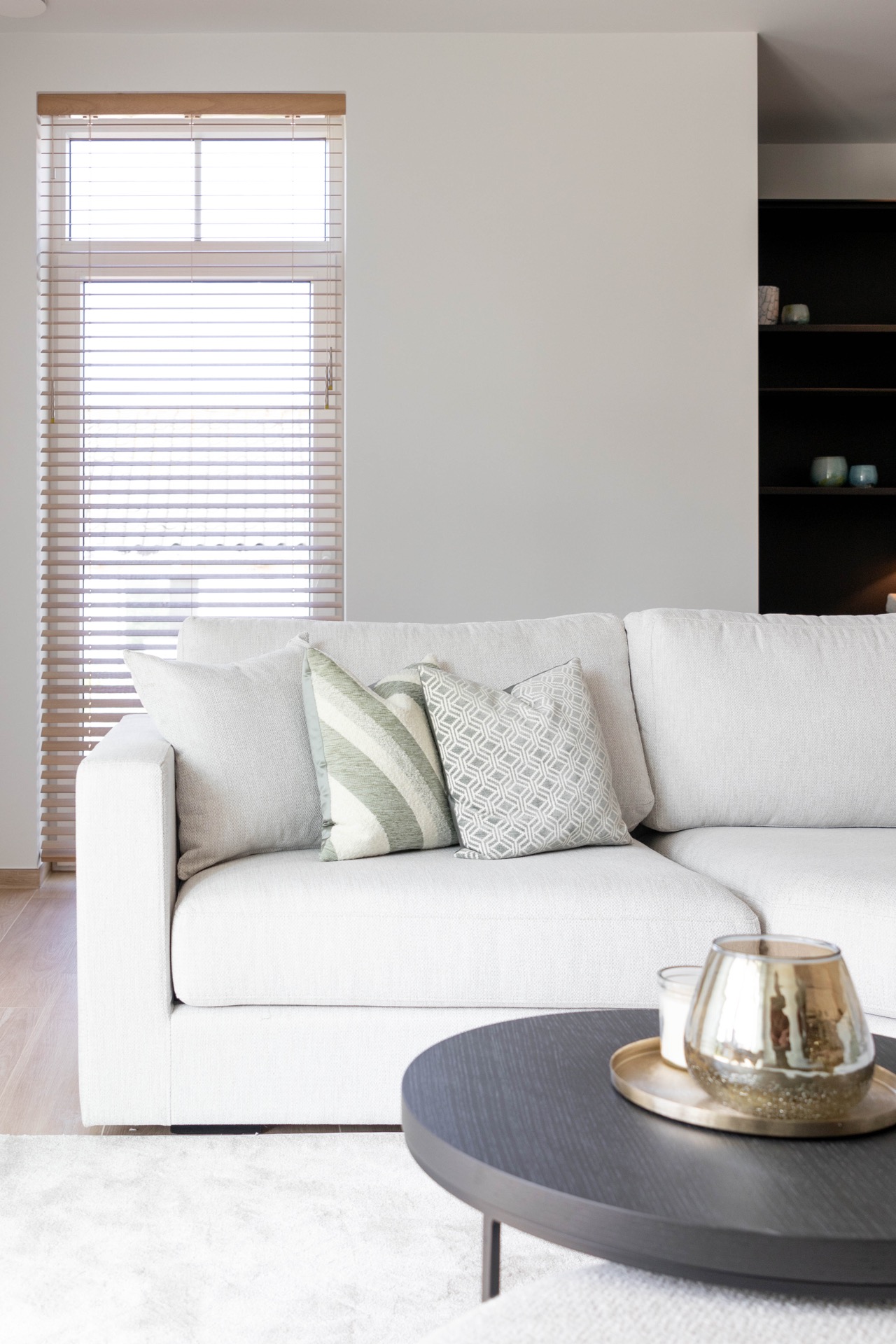 interno arioso con colori neutri: dettaglio zona living con cuscini su divano bianco e finestra con doghe orizzontali in, Luxury, Design, Exclusive, Modern, Custom Made, Special, Beautiful