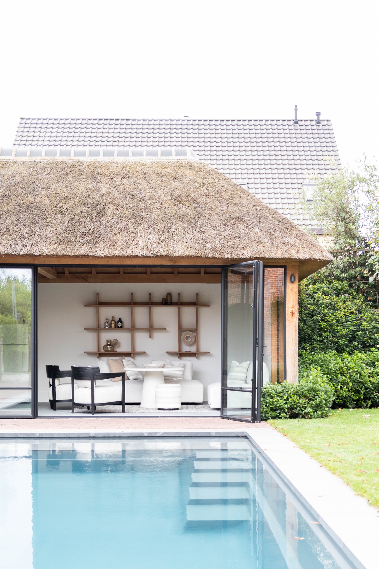 poolhouse con tetto in paglia: poolhouse di lusso vicino alla piscina con tetto in paglia, grandi vetrate e area lounge, Luxury, Design, Exclusive, Modern, Custom Made, Special, Beautiful