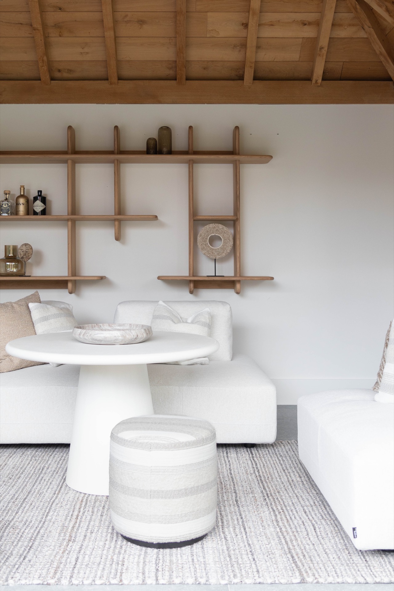 poolhouse con tetto in paglia: dettaglio della parete di mensole in legno con vani aperti nel poolhouse, Luxury, Design, Exclusive, Modern, Custom Made, Special, Beautiful