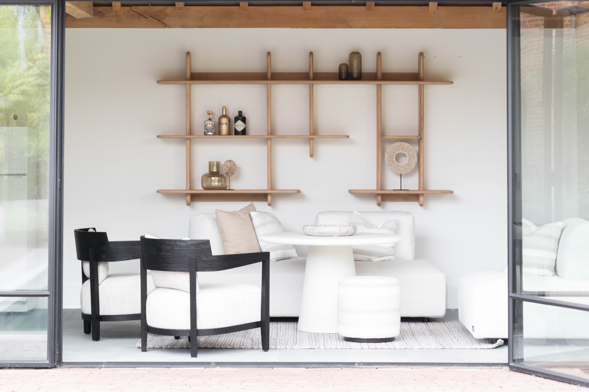 poolhouse con tetto in paglia: parete in legno con mensole e vani aperti nel poolhouse sopra l’area lounge, Luxury, Design, Exclusive, Modern, Custom Made, Special, Beautiful