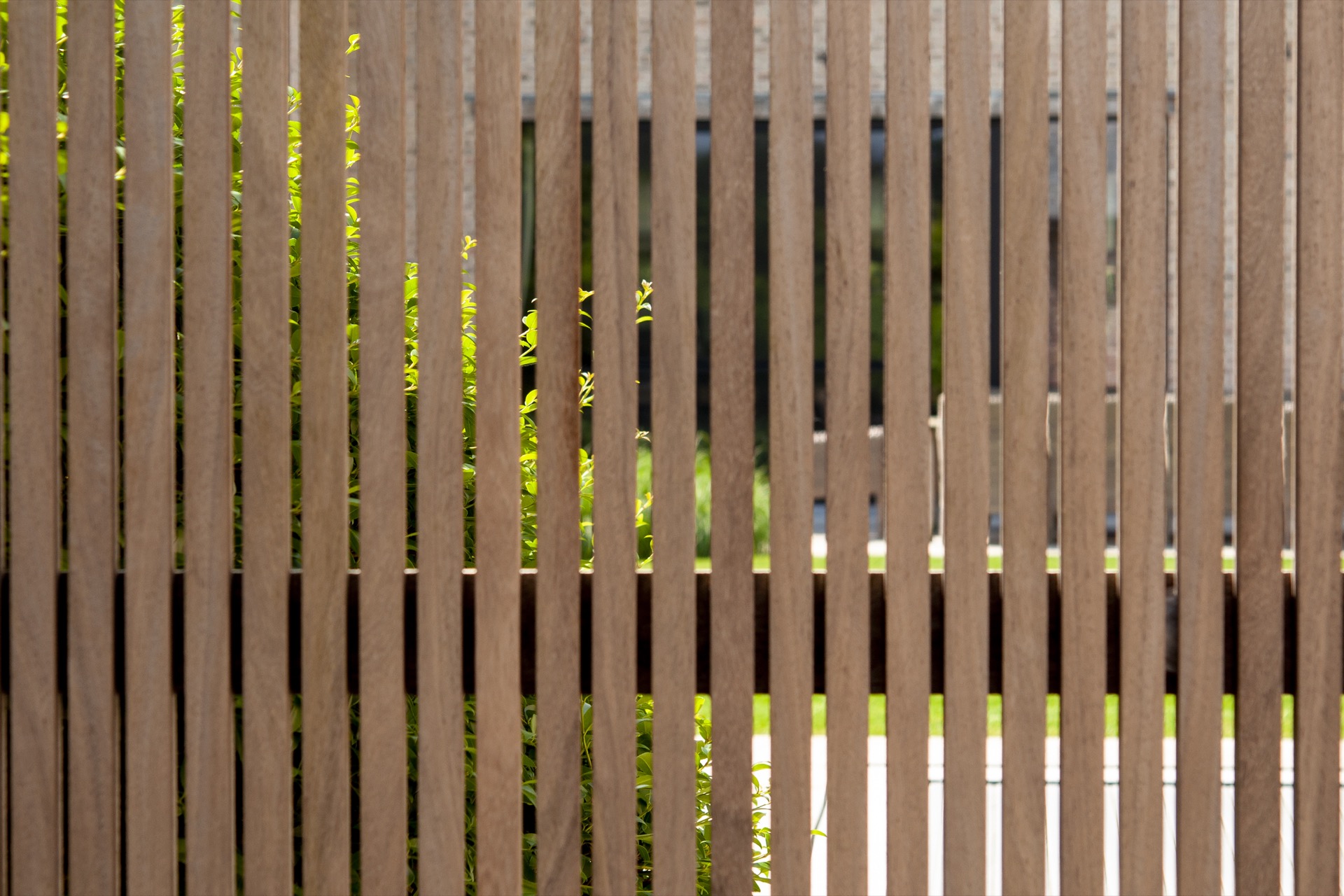 cancello scorrevole automatico in legno: recinzione da giardino in legno con doghe verticali e pilastro d’angolo vicino al, Luxury, Design, Exclusive, Modern, Custom Made, Special, Beautiful