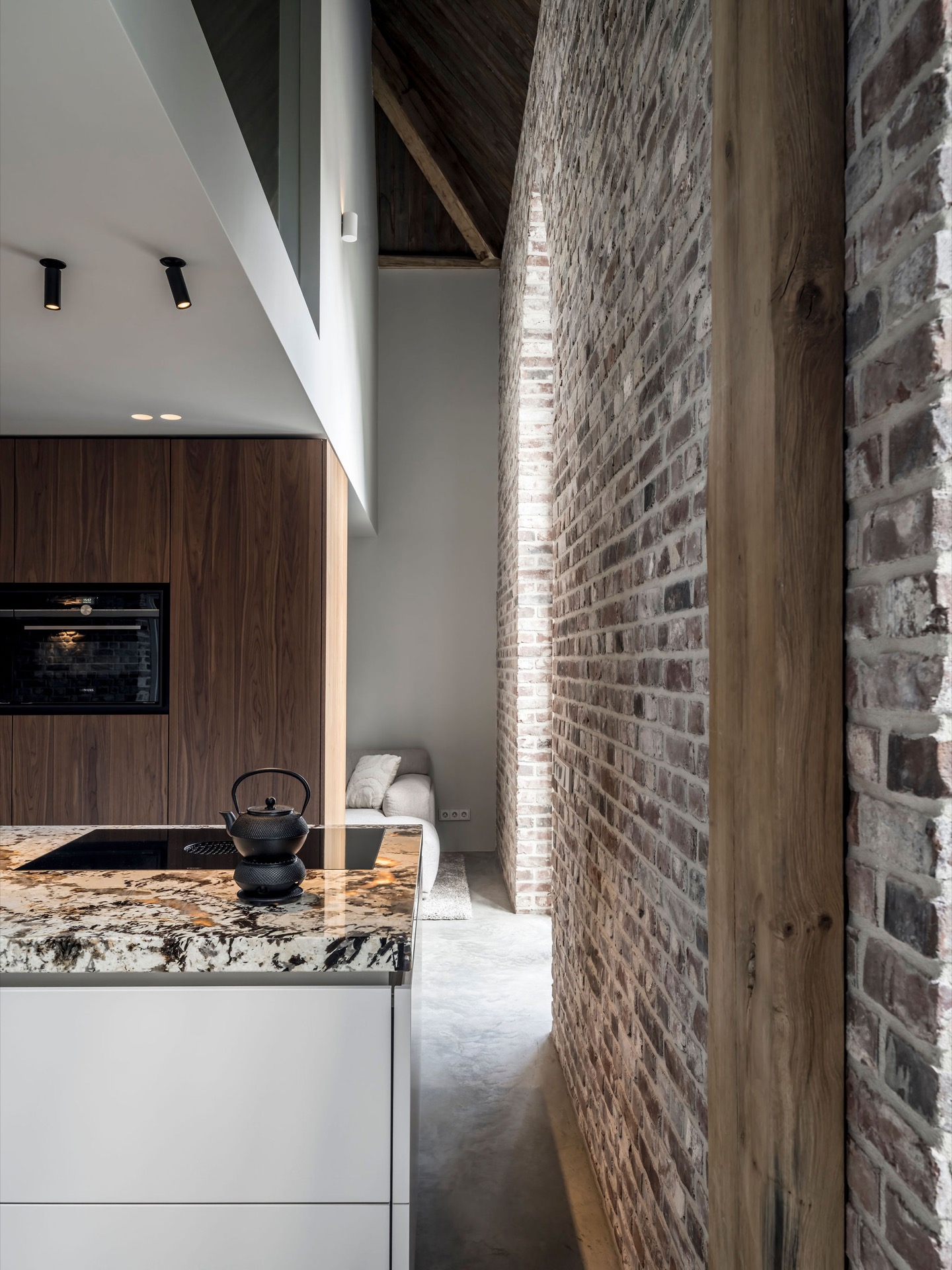 custom walnut kitchen with natural stone countertop: kitchen with view through a brick arch opening to the garden and patio, Luxe, Design, Exclusief, Modern, Maatwerk, Bijzondere, Mooie