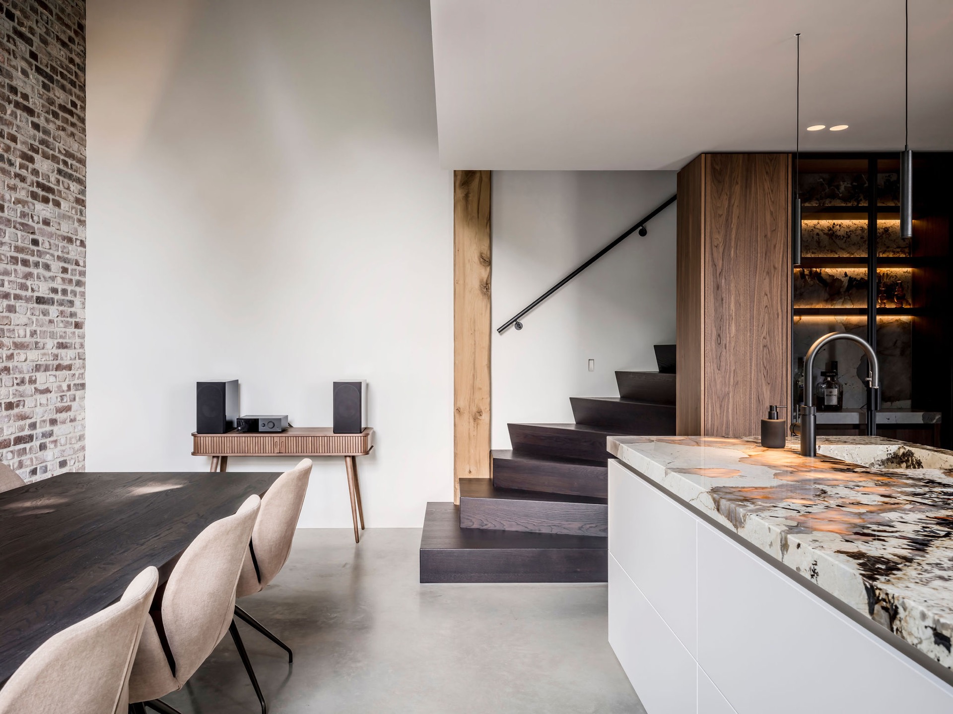 custom walnut kitchen with natural stone countertop: illuminated glass storage cabinet in walnut with built-in lighting, Luxe, Design, Exclusief, Modern, Maatwerk, Bijzondere, Mooie