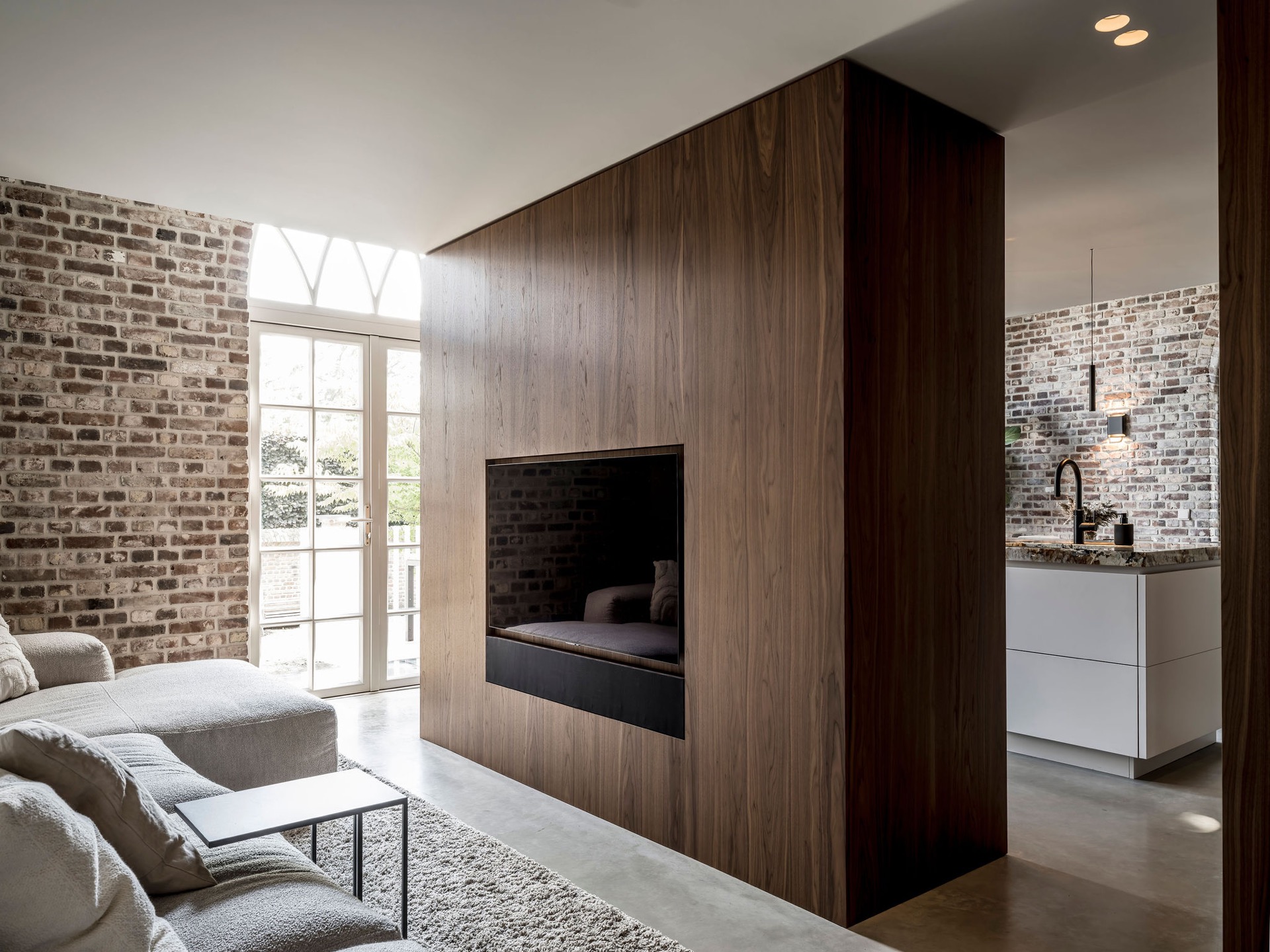 custom walnut kitchen with natural stone countertop: kitchen view with natural stone countertop, walnut fronts and pendant, Luxe, Design, Exclusief, Modern, Maatwerk, Bijzondere, Mooie
