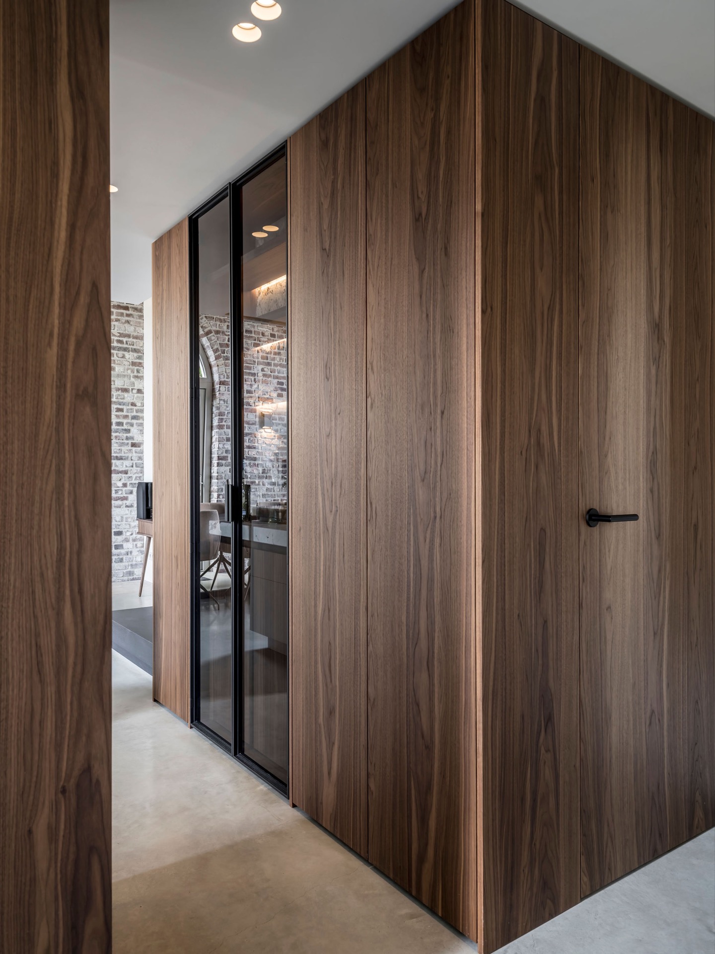 custom walnut kitchen with natural stone countertop: kitchen front with walnut cabinets, illuminated niche and natural stone, Luxe, Design, Exclusief, Modern, Maatwerk, Bijzondere, Mooie