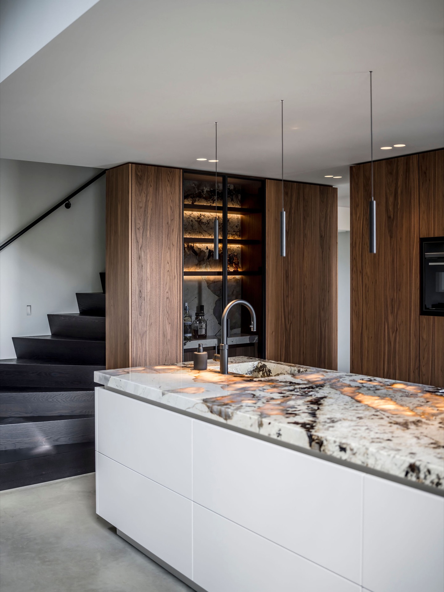 custom walnut kitchen with natural stone countertop: kitchen with natural stone countertop, walnut custom cabinets and, Luxe, Design, Exclusief, Modern, Maatwerk, Bijzondere, Mooie