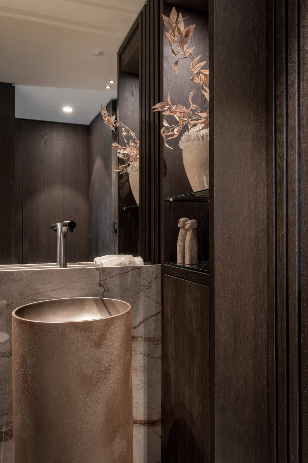interni minimal caldi con legno e pietra: bagno con pareti in legno scuro, finitura effetto marmo e dettagli di nicchia, Luxury, Design, Exclusive, Modern, Custom Made, Special, Beautiful