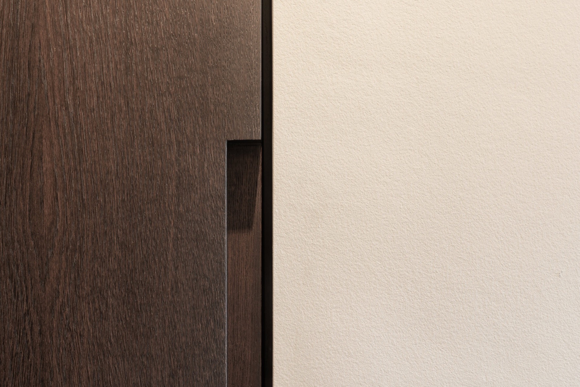 interni minimal caldi con legno e pietra: dettaglio parete effetto marmo con legno scuro e finitura in vetro in bagno, Luxury, Design, Exclusive, Modern, Custom Made, Special, Beautiful