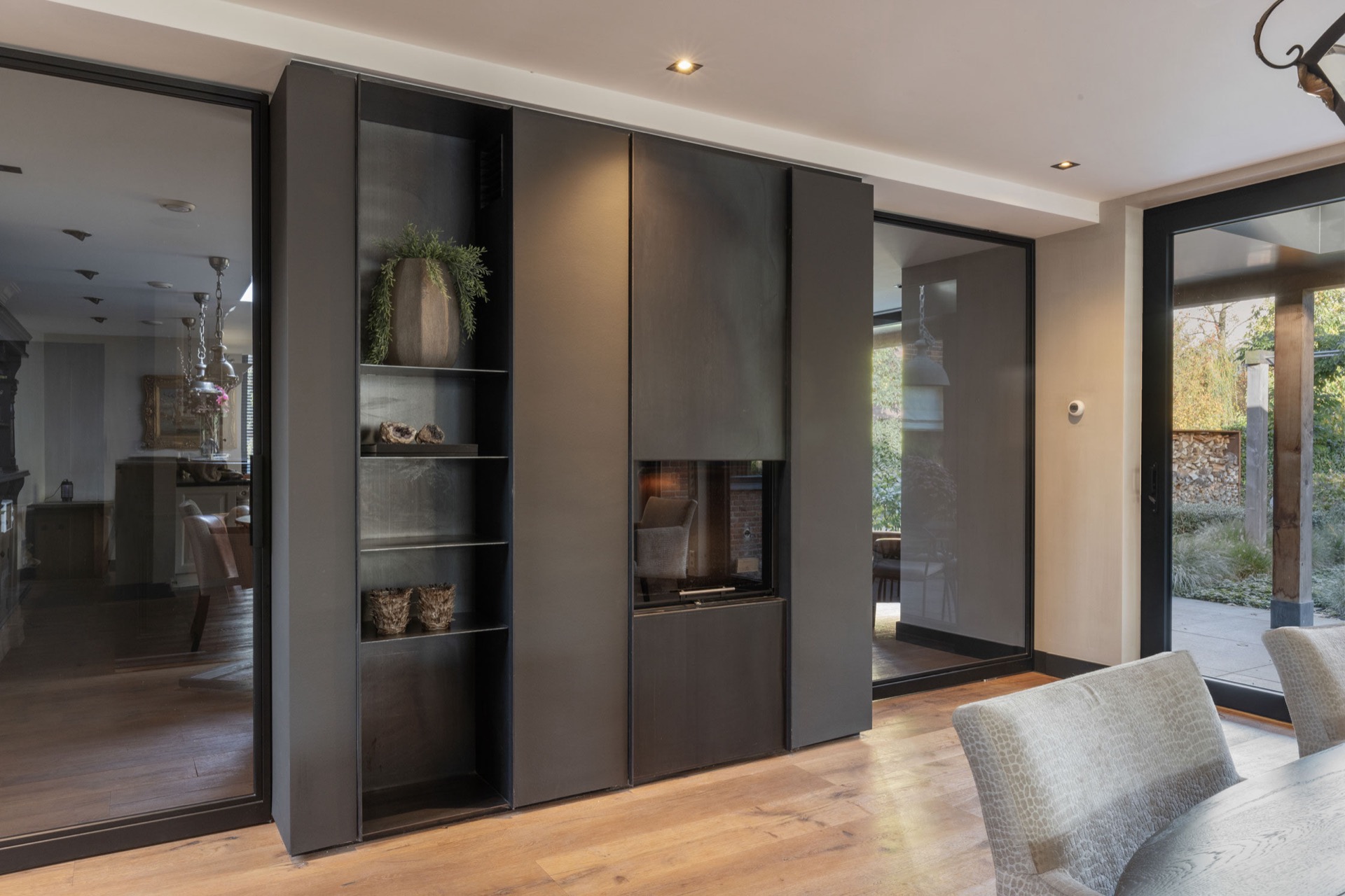 interni minimal caldi con legno e pietra: parete su misura per soggiorno con nicchie integrate, elementi in vetro e accenti, Luxury, Design, Exclusive, Modern, Custom Made, Special, Beautiful