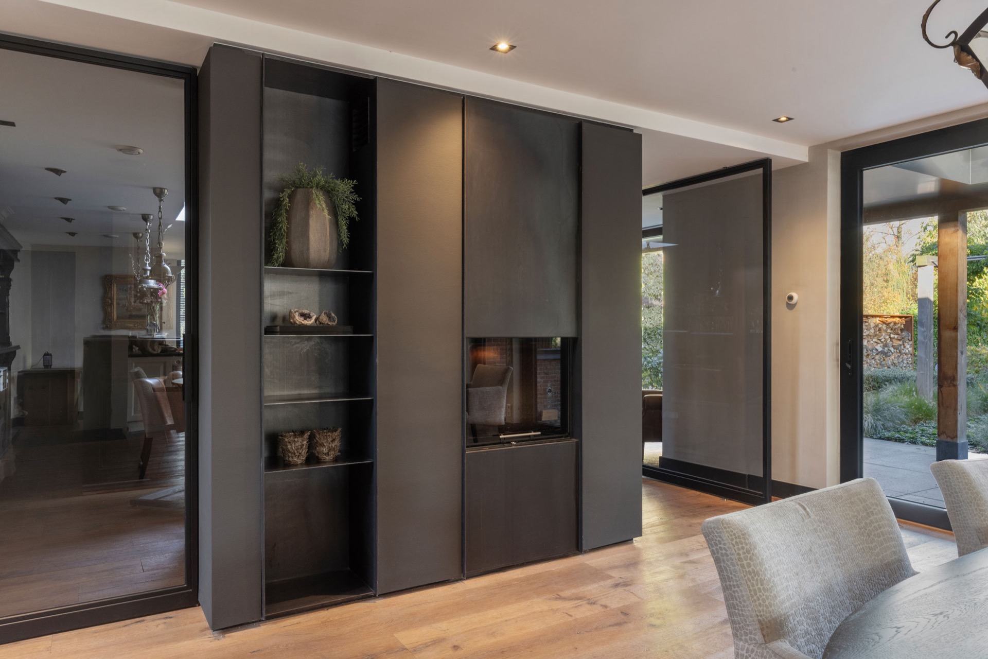 interni minimal caldi con legno e pietra: patio coperto con colonne, facciata in mattoni e doghe di legno visibili, Luxury, Design, Exclusive, Modern, Custom Made, Special, Beautiful