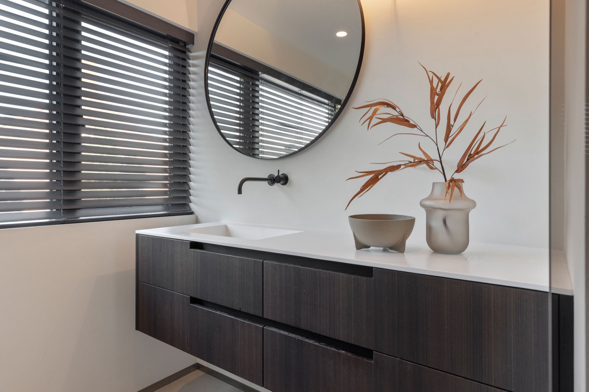 interni minimal caldi con legno e pietra: doccia con parete effetto marmo, separazione in vetro e faretti a soffitto, Luxury, Design, Exclusive, Modern, Custom Made, Special, Beautiful