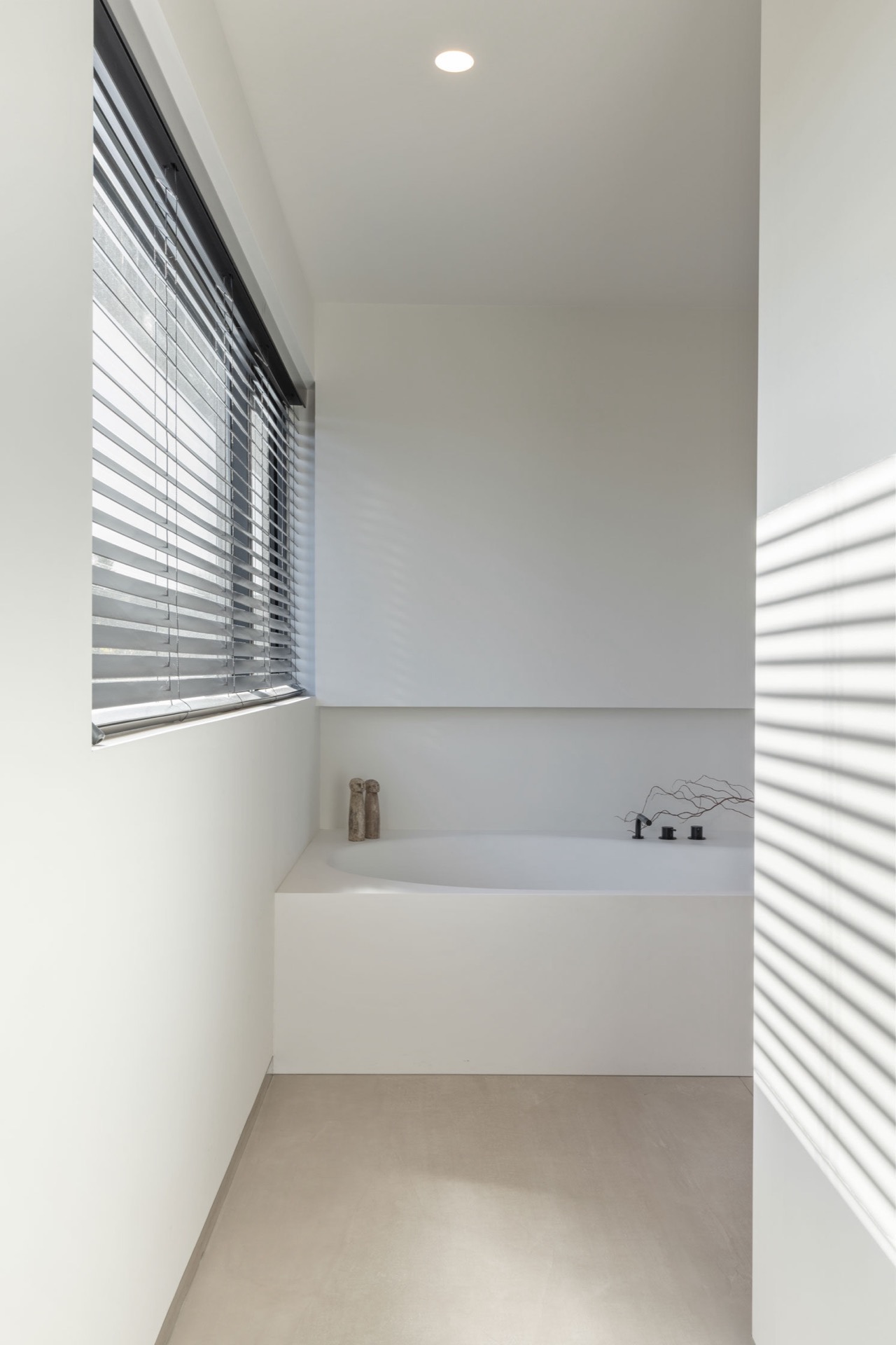 interni minimal caldi con legno e pietra: bagno con vasca freestanding, rivestimento effetto marmo e specchio rotondo, Luxury, Design, Exclusive, Modern, Custom Made, Special, Beautiful