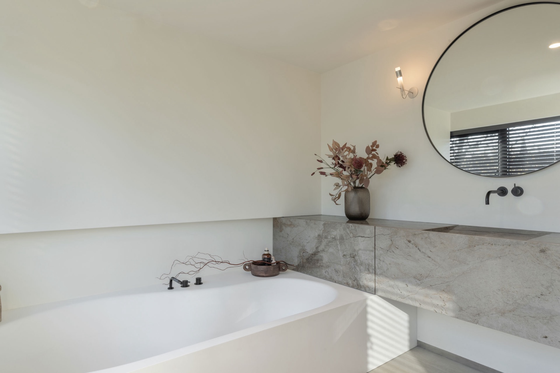 interni minimal caldi con legno e pietra: spazio interno aperto con pareti bianche, luce da finestra a lamelle e visuali, Luxury, Design, Exclusive, Modern, Custom Made, Special, Beautiful