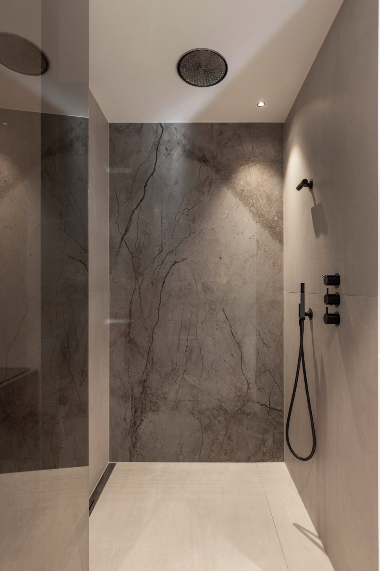 interni minimal caldi con legno e pietra: nicchia luminosa con finestra a lamelle e pavimento in pietra in ambiente minimal, Luxury, Design, Exclusive, Modern, Custom Made, Special, Beautiful