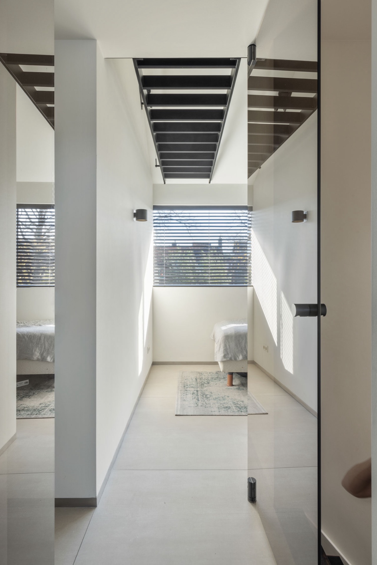 interni minimal caldi con legno e pietra: vuoto di pianerottolo con profili scuri, pareti bianche e finestra a lamelle, Luxury, Design, Exclusive, Modern, Custom Made, Special, Beautiful