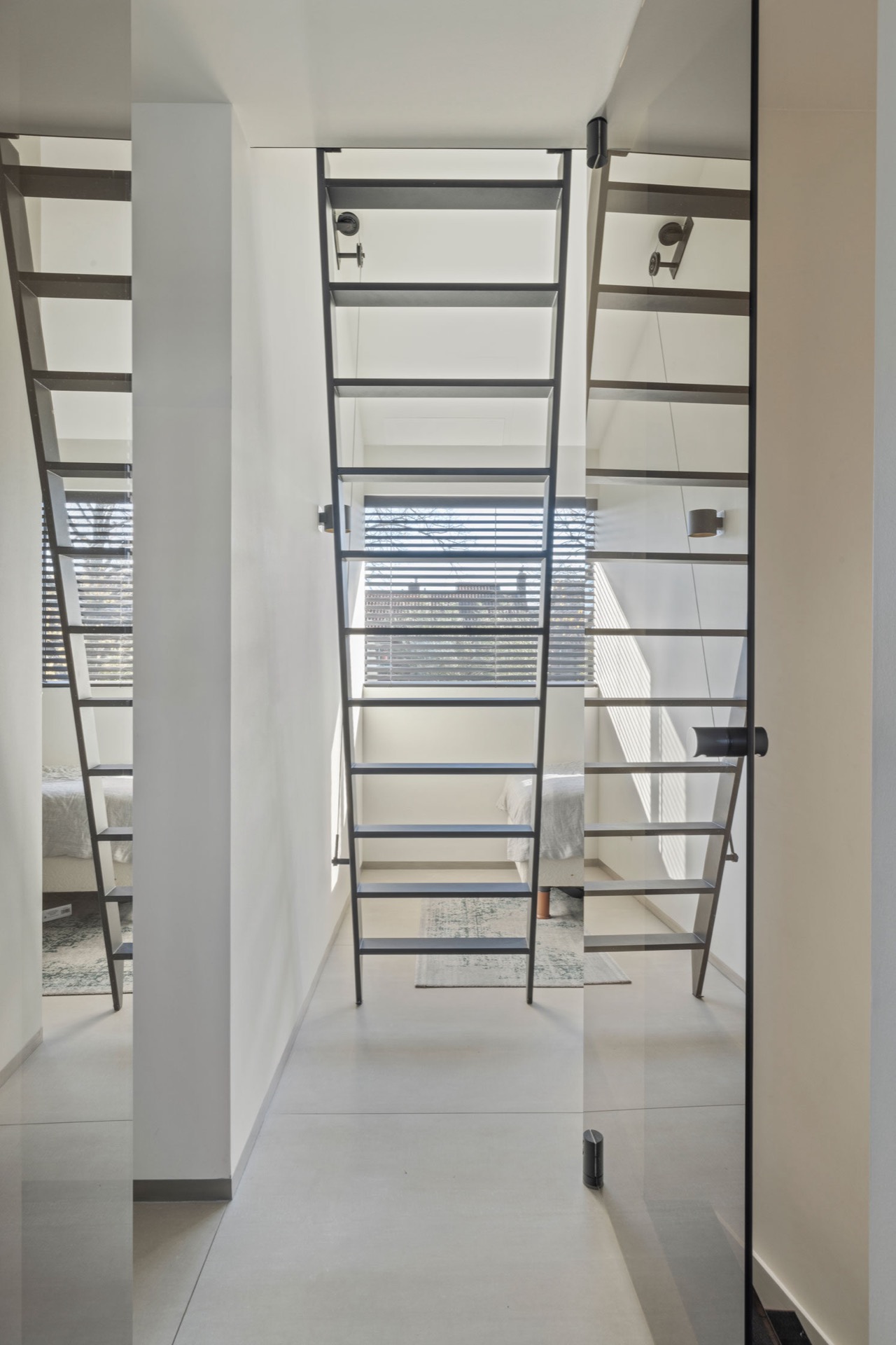 interni minimal caldi con legno e pietra: vuoto aperto con vista sulla scala, pareti bianche e finestra con lamelle, Luxury, Design, Exclusive, Modern, Custom Made, Special, Beautiful