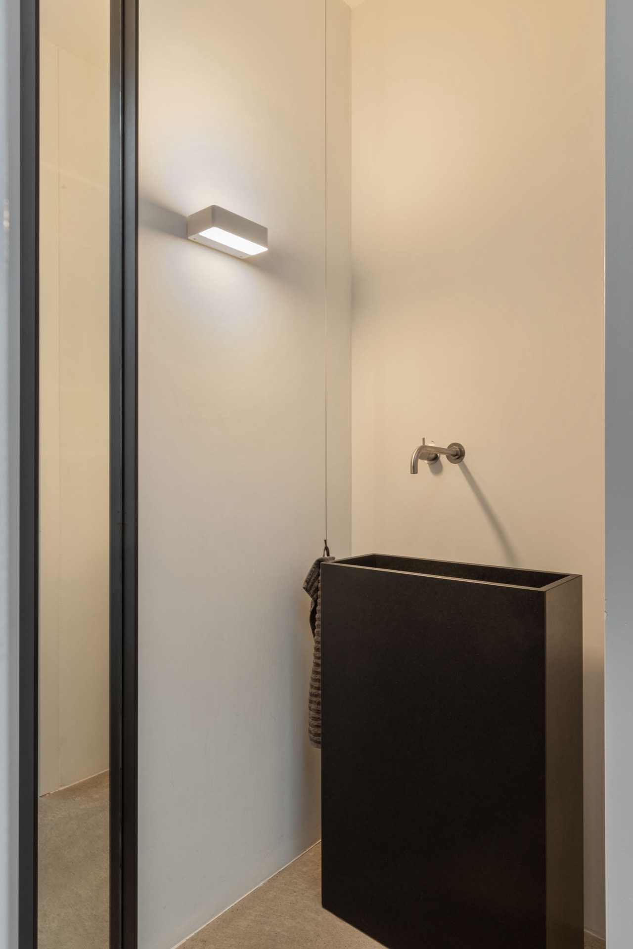 indoor-outdoor kitchen: minimal wall detail with recessed niche, wall light and clean finishing, Luxe, Design, Exclusief, Modern, Maatwerk, Bijzondere, Mooie