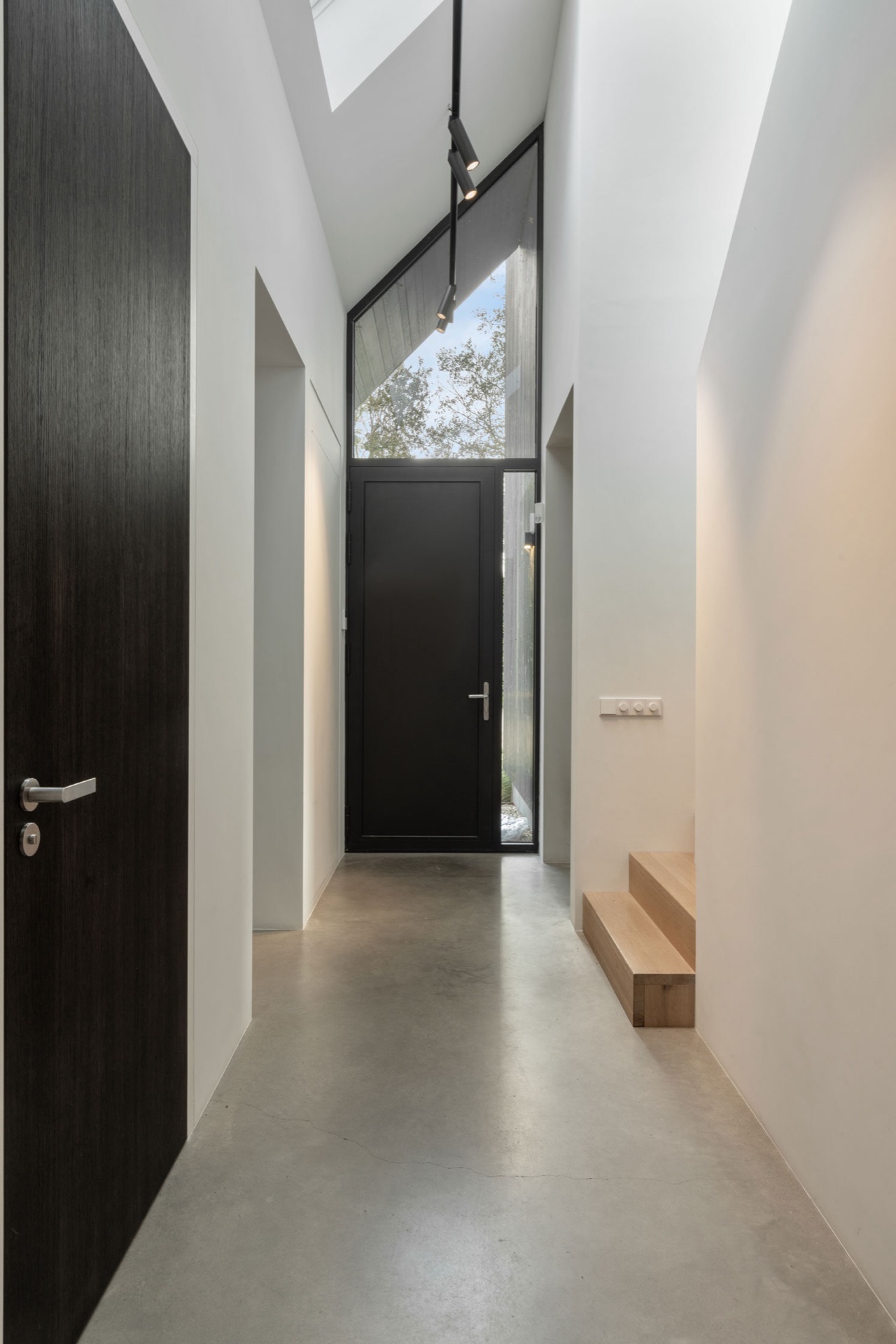 indoor-outdoor kitchen: modern entry hallway with dark door, light floor and high window letting in daylight, Luxe, Design, Exclusief, Modern, Maatwerk, Bijzondere, Mooie