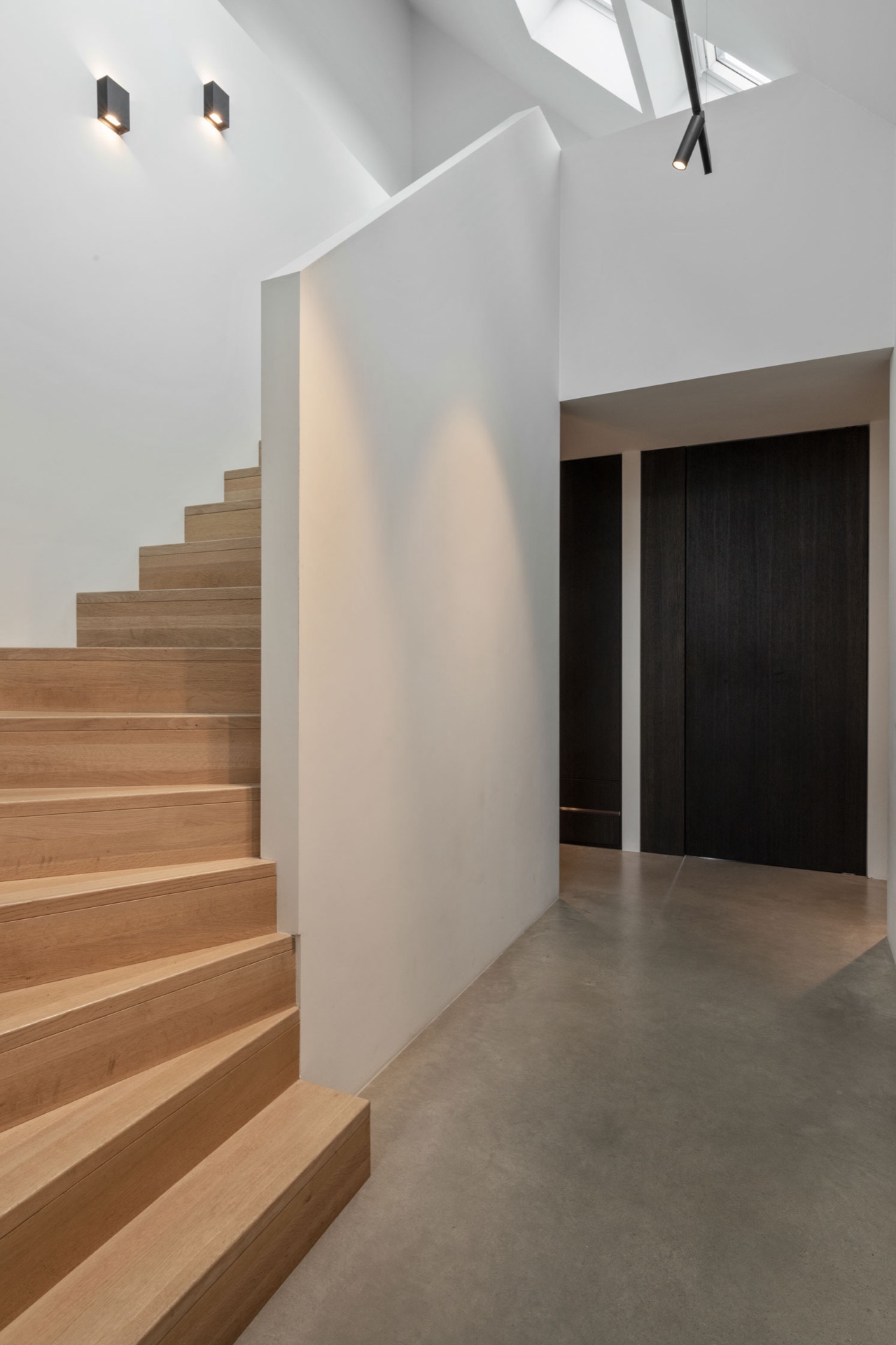 indoor-outdoor kitchen: straight wooden staircase in a modern interior with white walls and dark paneling, Luxe, Design, Exclusief, Modern, Maatwerk, Bijzondere, Mooie
