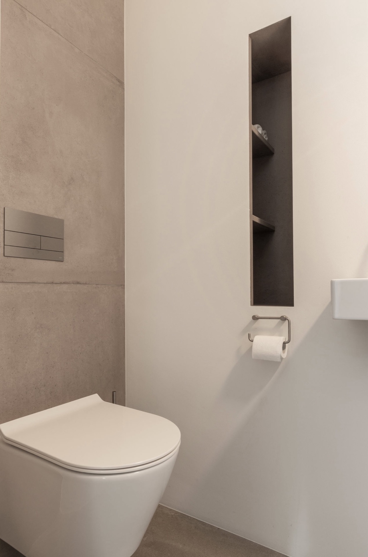 indoor-outdoor kitchen: modern toilet area with tiled walls, recessed niche and clean white sanitary fixture, Luxe, Design, Exclusief, Modern, Maatwerk, Bijzondere, Mooie