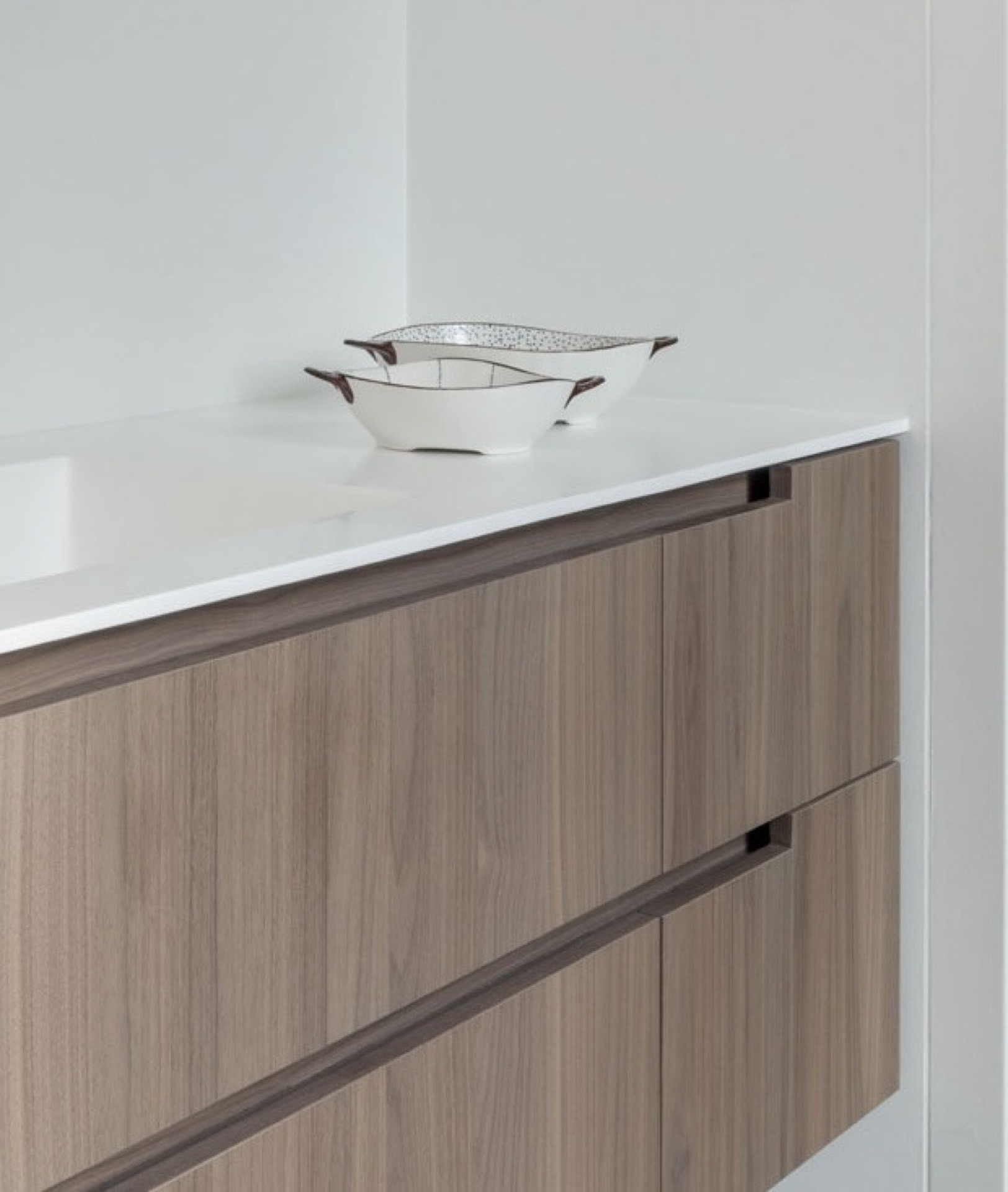 indoor-outdoor kitchen: bathroom vanity detail with wood fronts and long sink/ countertop, Luxe, Design, Exclusief, Modern, Maatwerk, Bijzondere, Mooie