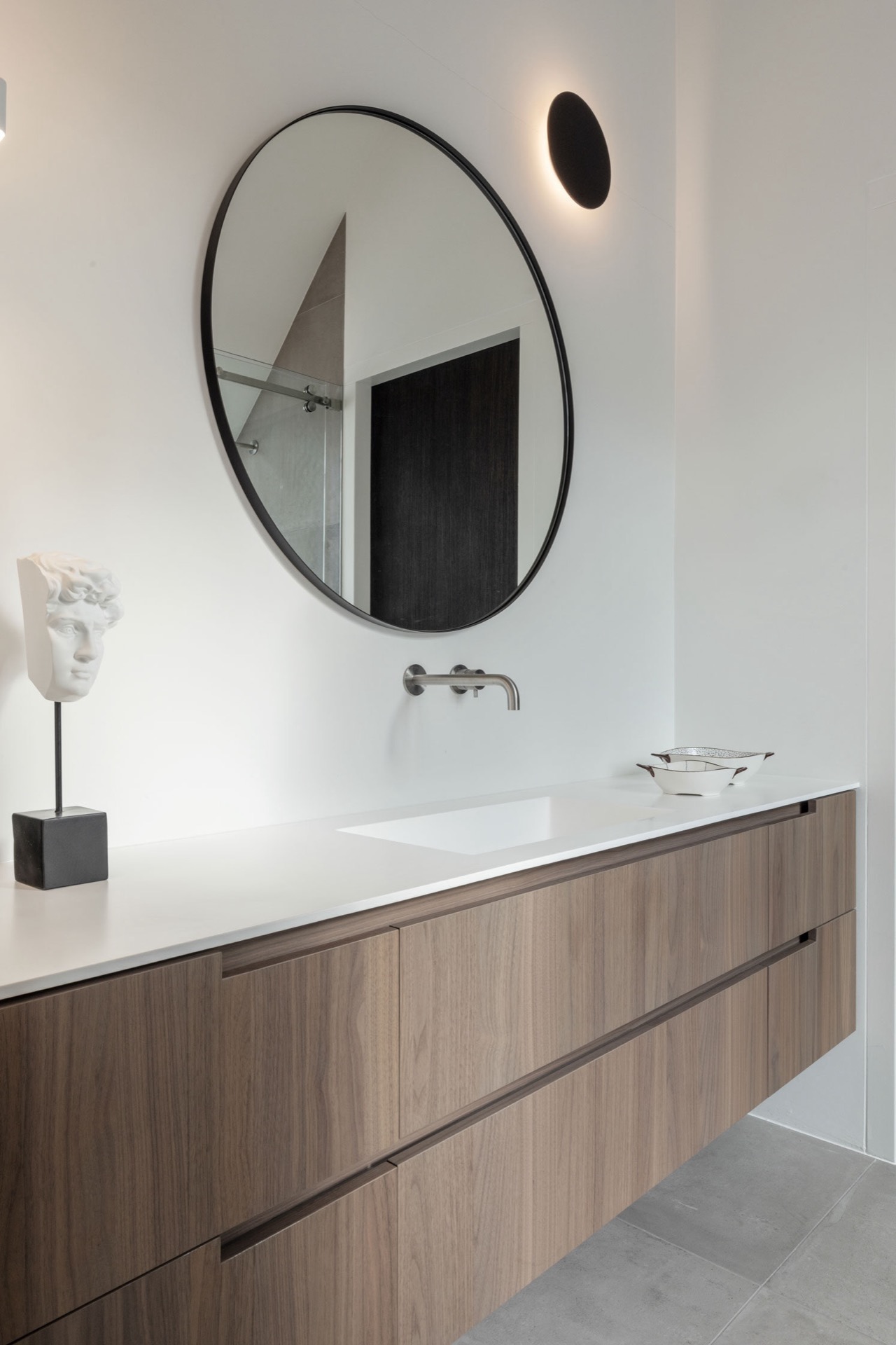 indoor-outdoor kitchen: modern bathroom with round mirror above a long vanity and sink, Luxe, Design, Exclusief, Modern, Maatwerk, Bijzondere, Mooie